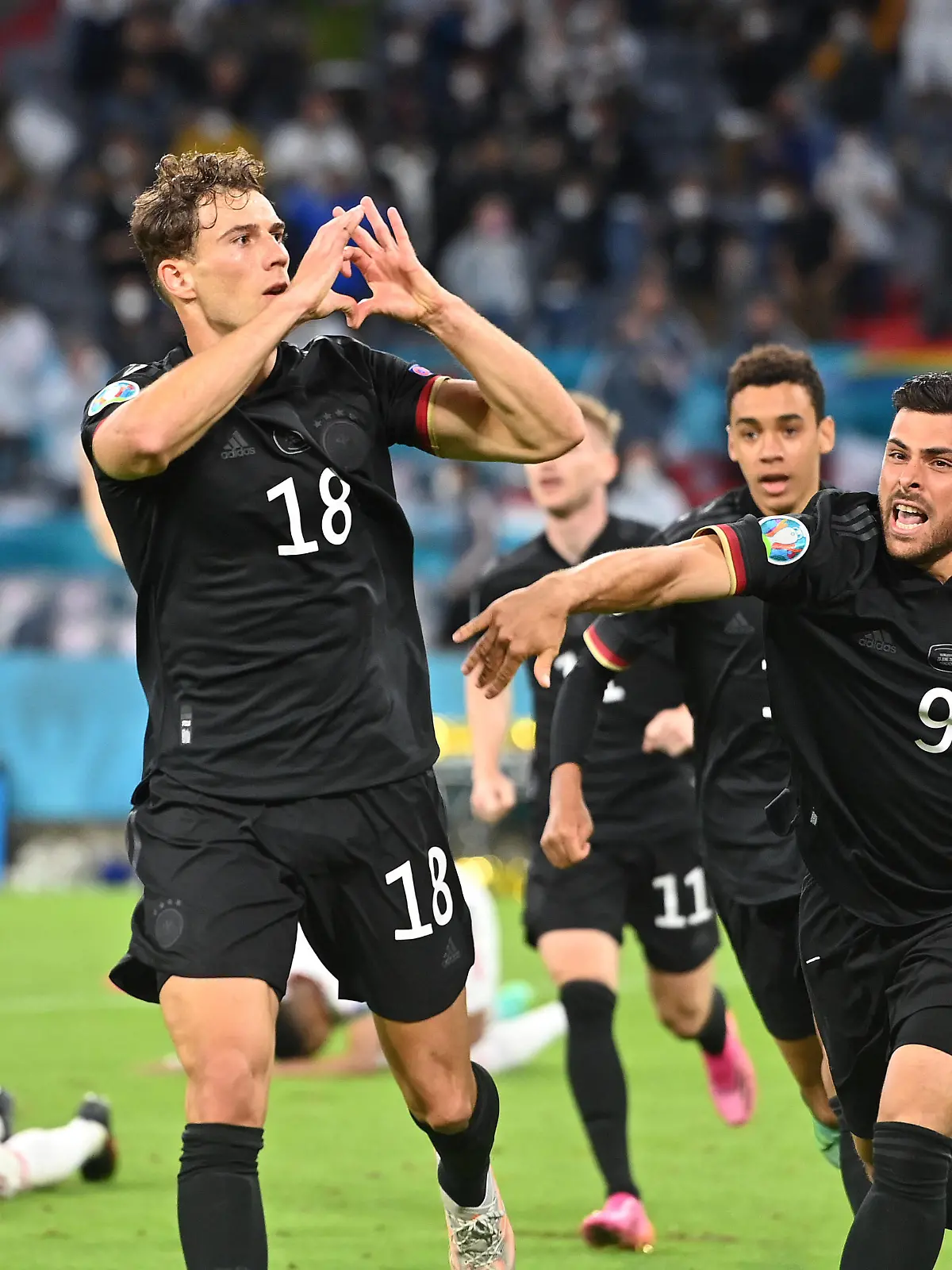 Leon Goretzka (li.) zeigt Herz.