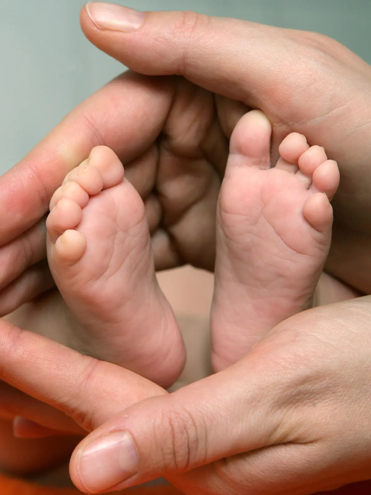 ARCHIV - Die winzigen Füße eines neun Wochen alten Babys zwischen den Händen seiner Mutter (Archivfoto vom 13.12.2006). Das Bundesfinanzministerium hat ein Veto gegen die Pläne der Familienministerin eingelegt, das Betreuungsgeld bereits jetzt gesetzlich festzuschreiben. Die entsprechende Passage müsse aus dem Gesetzentwurf entfernt werden, sagte ein Ministeriumssprecher. Foto: Patrick Pleul +++(c) dpa - Bildfunk+++