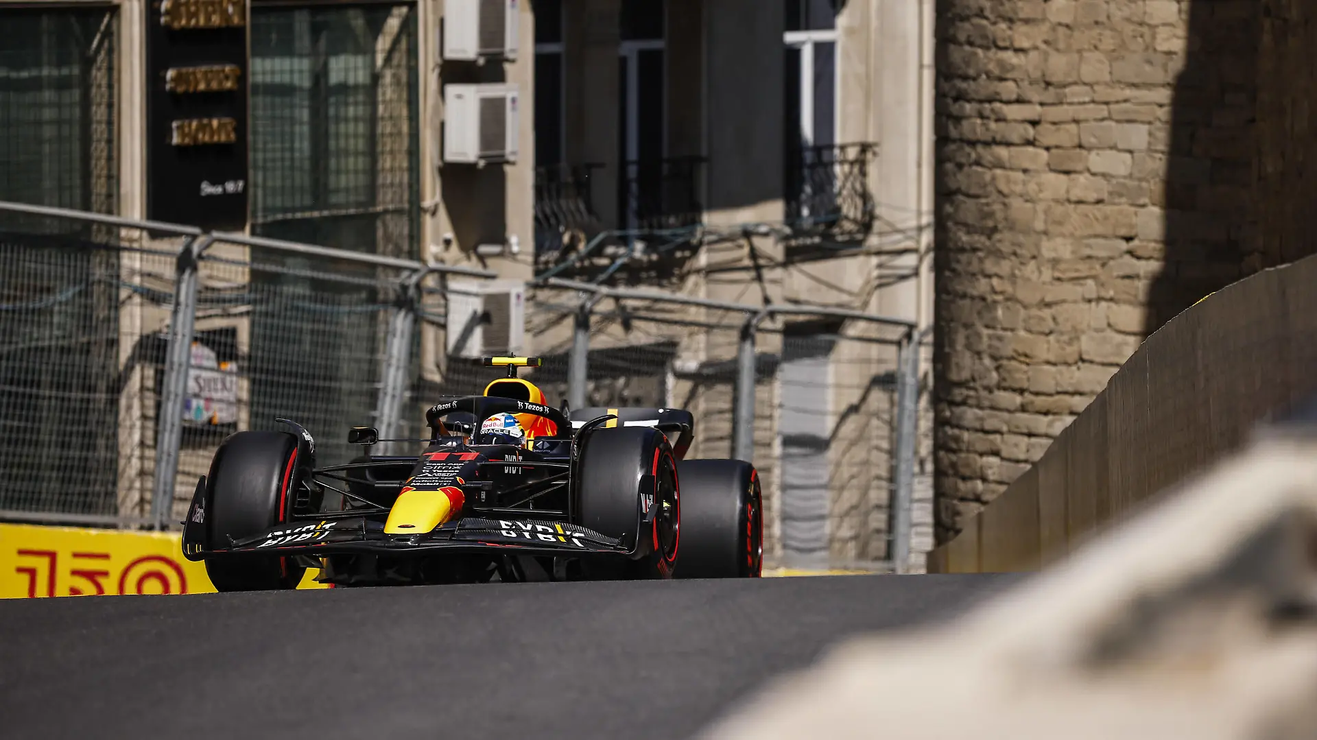 11 PEREZ Sergio mex, Red Bull Racing RB18, action during the Formula 1 Azerbaijan Grand Prix 2022, 8th round of the 2022 FIA Formula One World Championship, WM, Weltmeisterschaft on the Baku City Circuit, from June 10 to 12, 2022 in Baku, Azerbaijan - F1 - AZERBAIJAN GRAND PRIX 2022 DPPI/Panoramic PUBLICATIONxNOTxINxFRAxITAxBEL 00122020__R5_7651