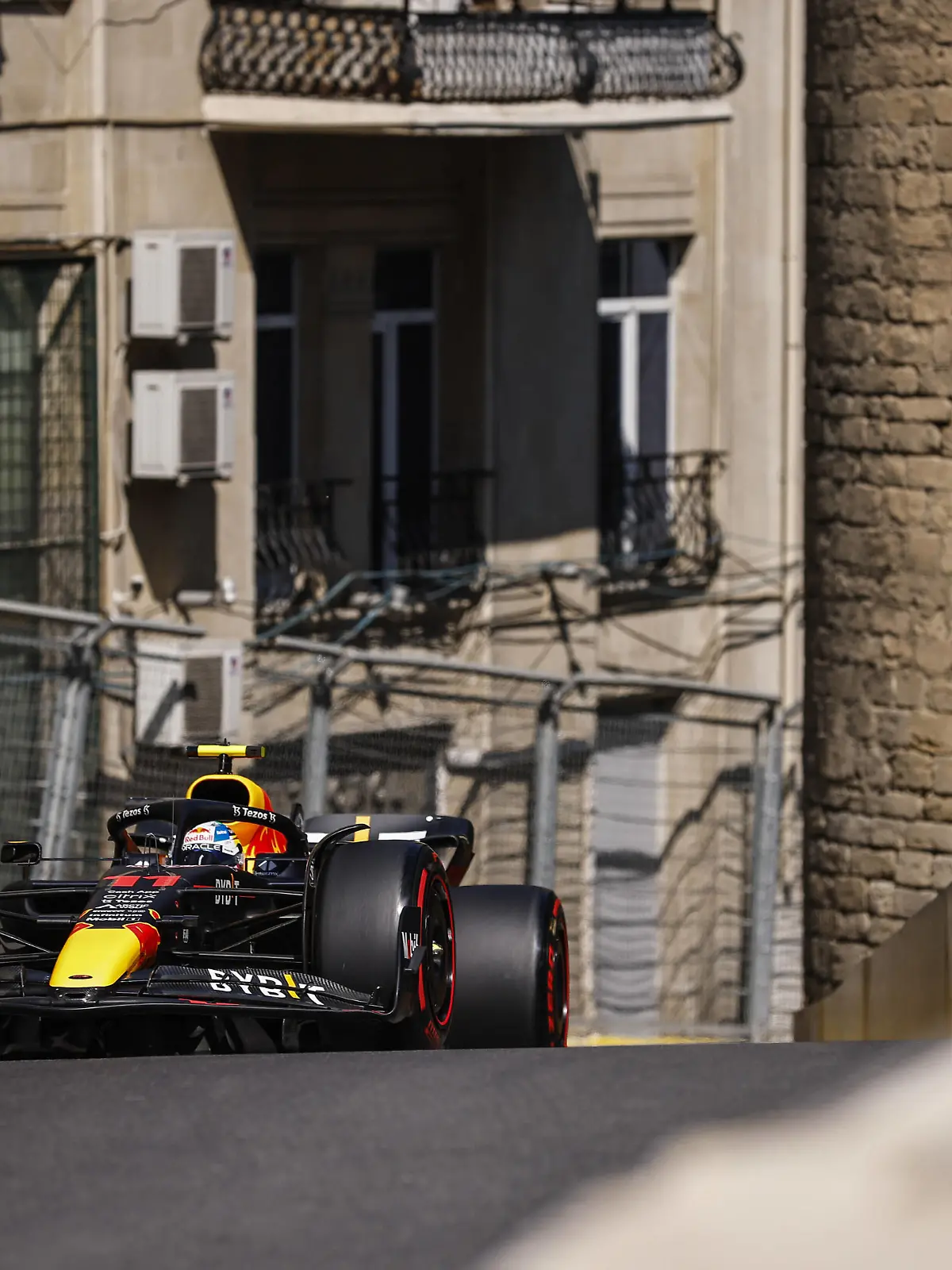 11 PEREZ Sergio mex, Red Bull Racing RB18, action during the Formula 1 Azerbaijan Grand Prix 2022, 8th round of the 2022 FIA Formula One World Championship, WM, Weltmeisterschaft on the Baku City Circuit, from June 10 to 12, 2022 in Baku, Azerbaijan - F1 - AZERBAIJAN GRAND PRIX 2022 DPPI/Panoramic PUBLICATIONxNOTxINxFRAxITAxBEL 00122020__R5_7651 
