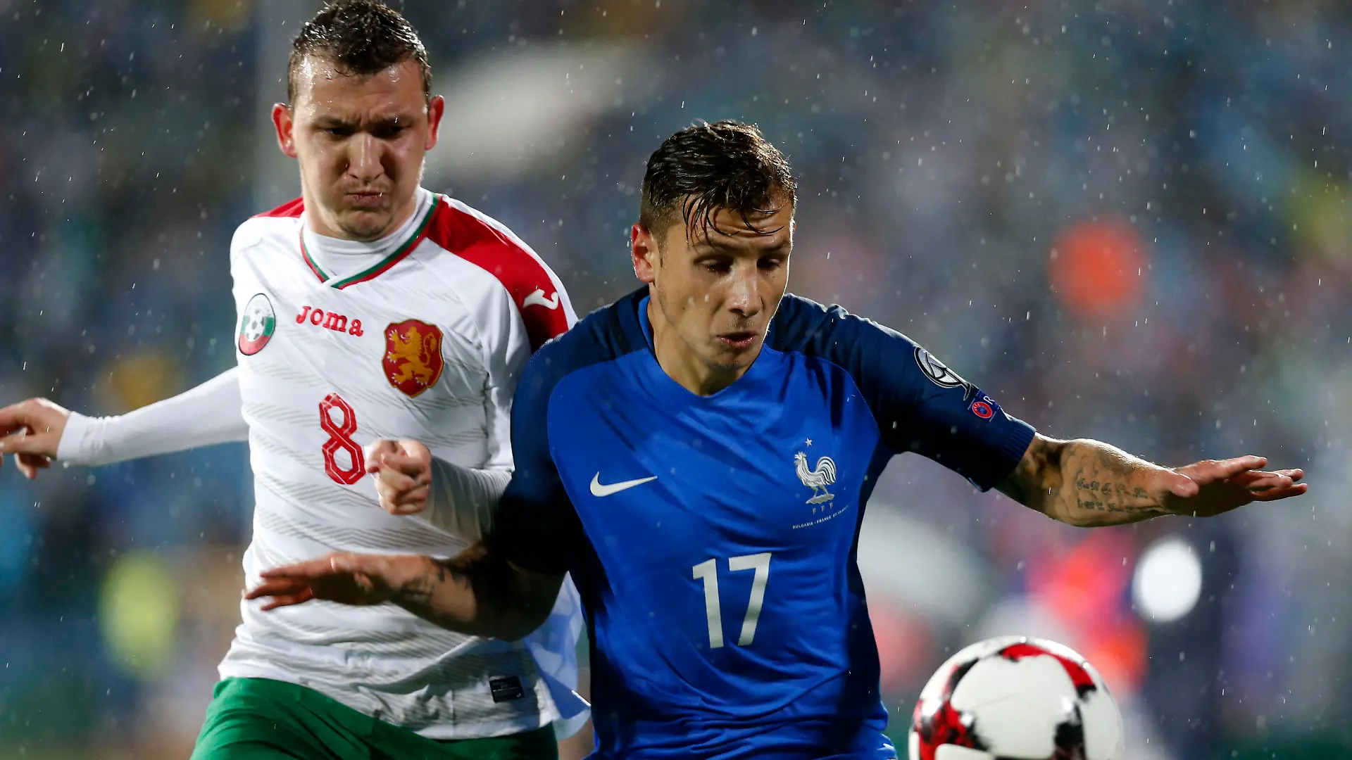 ARCHIV - 08.10.2017, Georgien, Tiflis: Fußball\ WM-Qualifikation, Europa, Gruppenphase, Gruppe A, 9. Spieltag\ Bulgarien - Frankreich am 07.10.2017 in Sofia (Bulgarien).  Frankreichs Lucas Digne (r) gegen Bulgariens Todor Nedelew. (zu dpa  «Bulgarische Fußball-Auswahl in Unfall verwickelt - Nedelew operiert») Foto: Uncredited/AP/dpa +++ dpa-Bildfunk +++