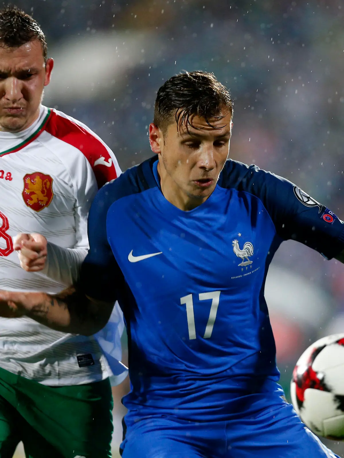 ARCHIV - 08.10.2017, Georgien, Tiflis: Fußball\ WM-Qualifikation, Europa, Gruppenphase, Gruppe A, 9. Spieltag\ Bulgarien - Frankreich am 07.10.2017 in Sofia (Bulgarien).  Frankreichs Lucas Digne (r) gegen Bulgariens Todor Nedelew. (zu dpa  «Bulgarische Fußball-Auswahl in Unfall verwickelt - Nedelew operiert») Foto: Uncredited/AP/dpa +++ dpa-Bildfunk +++
