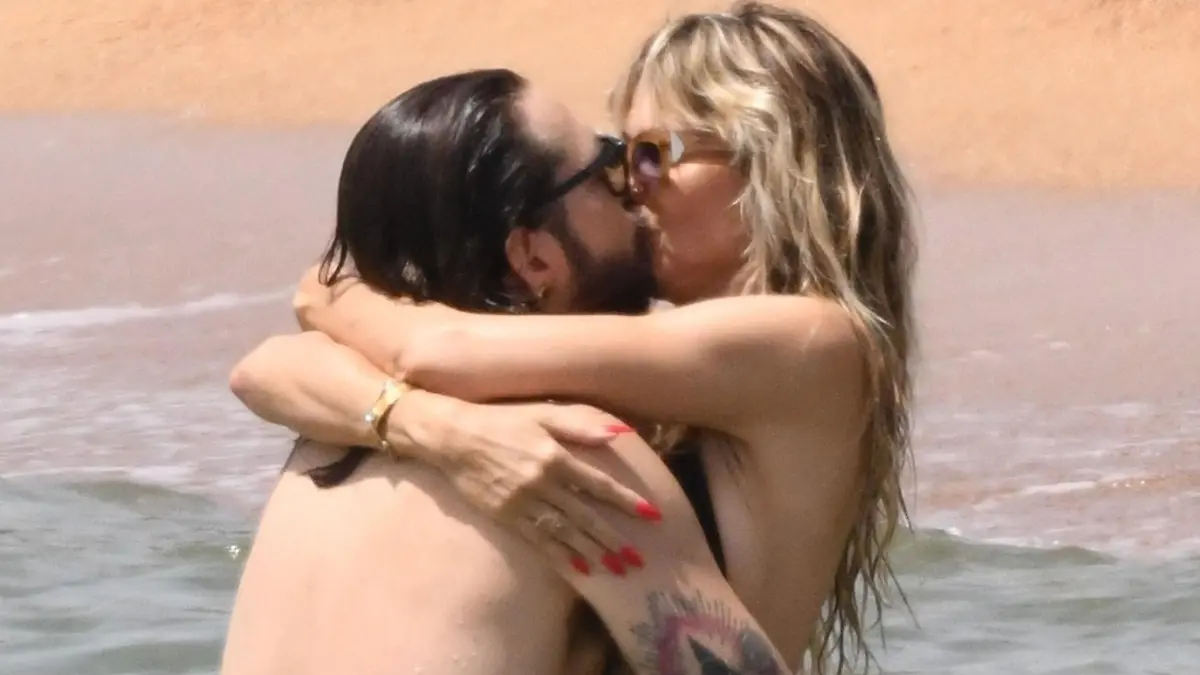 BGUK_2684500 - Porto cervo, ITALY - - Packing on the PDA in the sweltering Italian heat, the German Model Heidi Klum and husband Tom Kaulitz set the temperatures soaring even further as the kissed passionately during a day at the beach at Cala di Volpe in Sardinia.
Pictured: Heidi Klum - Tom Kaulitz
BACKGRID UK 12 JULY 2023
BYLINE MUST READ: Cobra Team / BACKGRID
