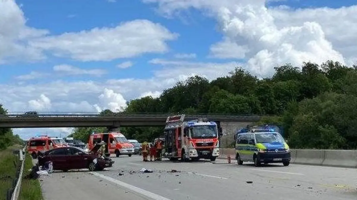 HANDOUT - 29.05.2022, Thüringen, Erfurt: Einsatzkräfte von Polizei, Feuerwehr und Rettungsdienste stehen am Unfallort auf der Autobahn A4 zwischen den Anschlussstellen Erfurt Ost und Erfurt West. Ein sechsjähriges Mädchen aus der Ukraine ist nach einem Unfall auf der A4 gestorben, drei weitere Menschen wurden schwer verletzt. (zu dpa: «Sechsjährige aus Ukraine stirbt nach Unfall auf A4 bei Erfurt») Foto: Autobahnpolizei Thüringen/dpa - ACHTUNG: Nur zur redaktionellen Verwendung im Zusammenhang mit der aktuellen Berichterstattung und nur mit vollständiger Nennung des vorstehenden Credits +++ dpa-Bildfunk +++
