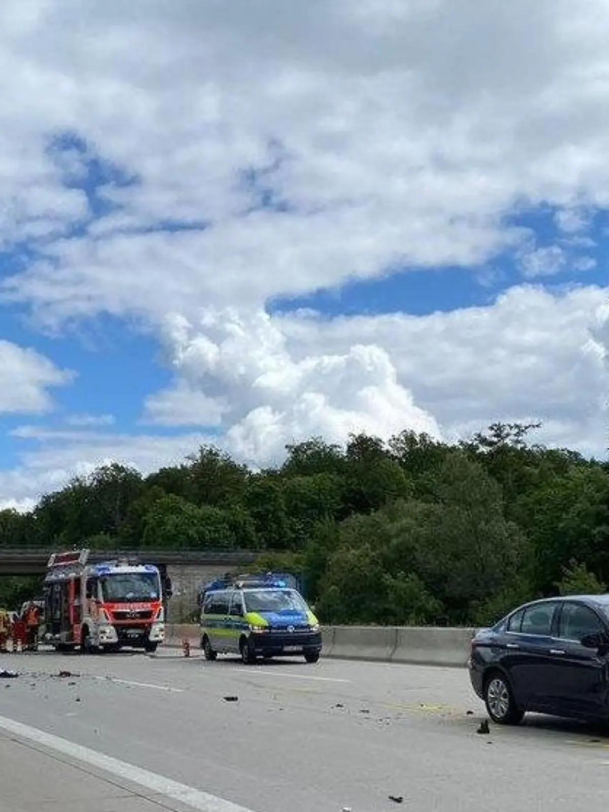HANDOUT - 29.05.2022, Thüringen, Erfurt: Einsatzkräfte von Polizei, Feuerwehr und Rettungsdienste stehen am Unfallort auf der Autobahn A4 zwischen den Anschlussstellen Erfurt Ost und Erfurt West. Ein sechsjähriges Mädchen aus der Ukraine ist nach einem Unfall auf der A4  gestorben, drei weitere Menschen wurden schwer verletzt. (zu dpa: «Sechsjährige aus Ukraine stirbt nach Unfall auf A4 bei Erfurt») Foto: Autobahnpolizei Thüringen/dpa - ACHTUNG: Nur zur redaktionellen Verwendung im Zusammenhang mit der aktuellen Berichterstattung und nur mit vollständiger Nennung des vorstehenden Credits +++ dpa-Bildfunk +++