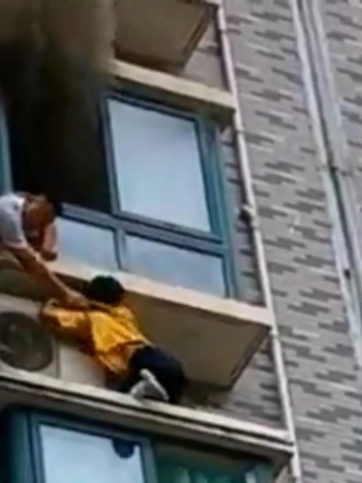 Wäre Nachbar Xu Liang nicht heldenhaft eingeschritten und in zehn Meter Höhe geklettert, hätte ein kleines Mädchen möglicherweise nicht überlebt. Die Wohnung einer chinesischen Familie hat Feuer gefangen, erst durch die Hilfe des mutigen Nachbarn konnte das Kind schnell in Sicherheit gebracht werden. Die Aufnahmen der Heldenaktion gibt es im Video zu sehen!