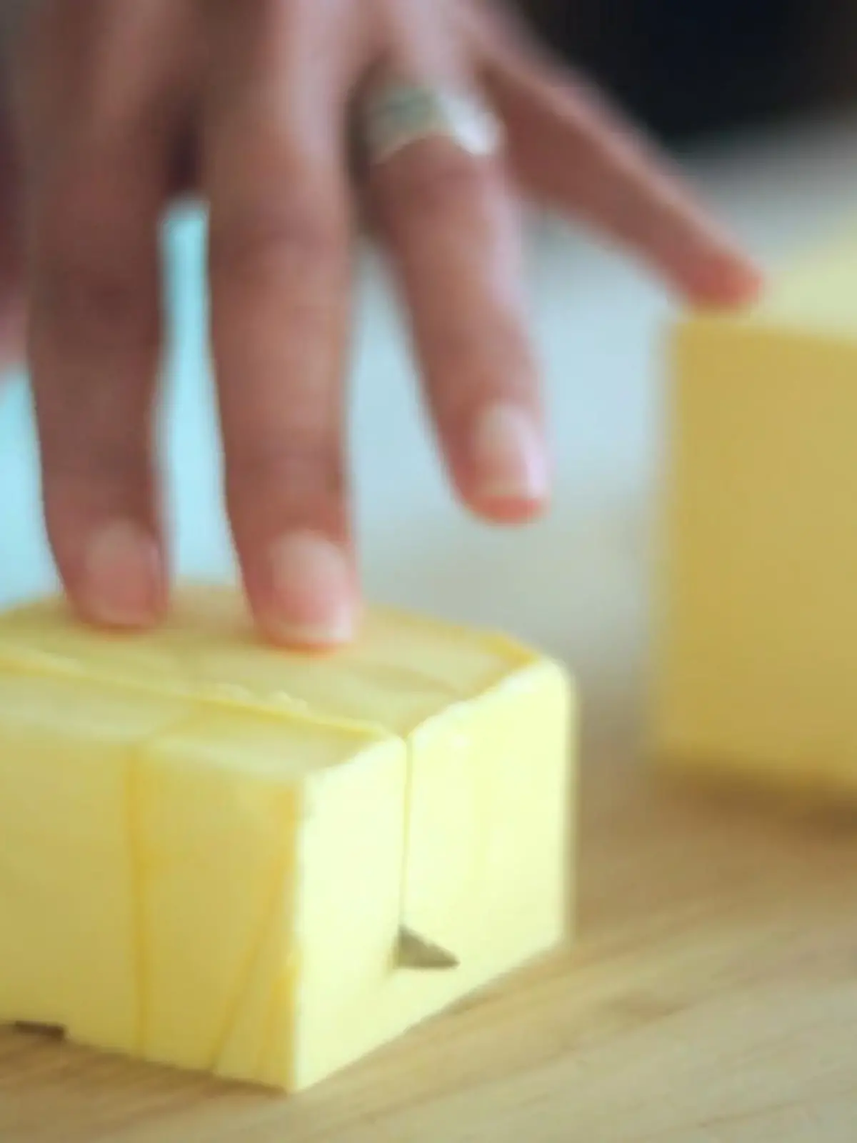 Die Lebensmittelpreise in Deutschland explodieren. Auch der Preis für Butter erreicht ein Rekordhoch. Um etwas Geld zu sparen, können Sie Butter einfach selbst herstellen. Wie das geht, zeigen wir im Video.