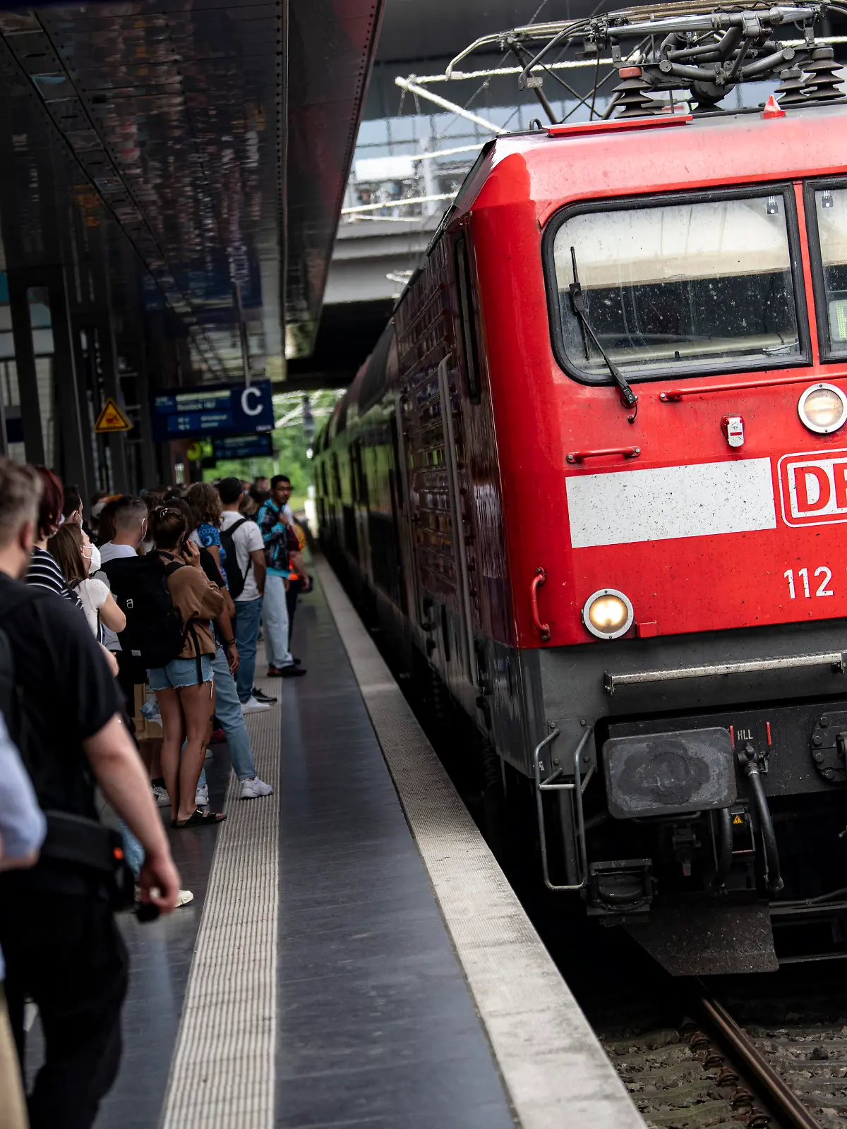 Menschen warten am Gleis am Bahnhof Gesundbrunnen auf einen einfahrenden Regionalexpress. Der Ansturm auf die Bahnen durch das 9-Euro-Ticket hält weiter an.
