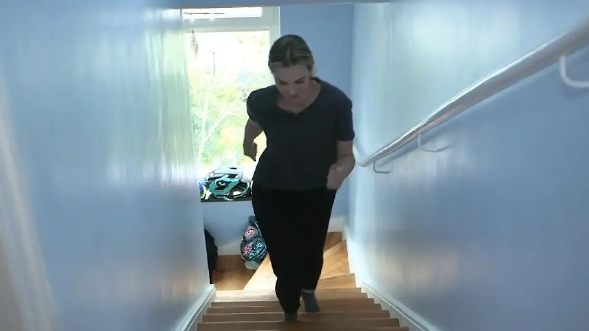 Wer keine Zeit fürs Fitnessstudio hat, nutzt eben die hauseigenen Treppen – so wie GALA-Moderatorin Annika Lau.