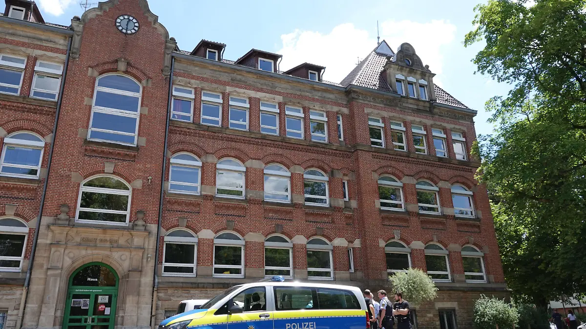 10.06.2022, Baden-Württemberg, Esslingen: Ein Polizeiauto und mehrere Einsatzkräfte der Polizei stehen vor der Katharinenschule in Esslingen. Dort sind bei einer Gewalttat eine Frau und ein Kind verletzt worden. Foto: Christian Johner/dpa +++ dpa-Bildfunk +++