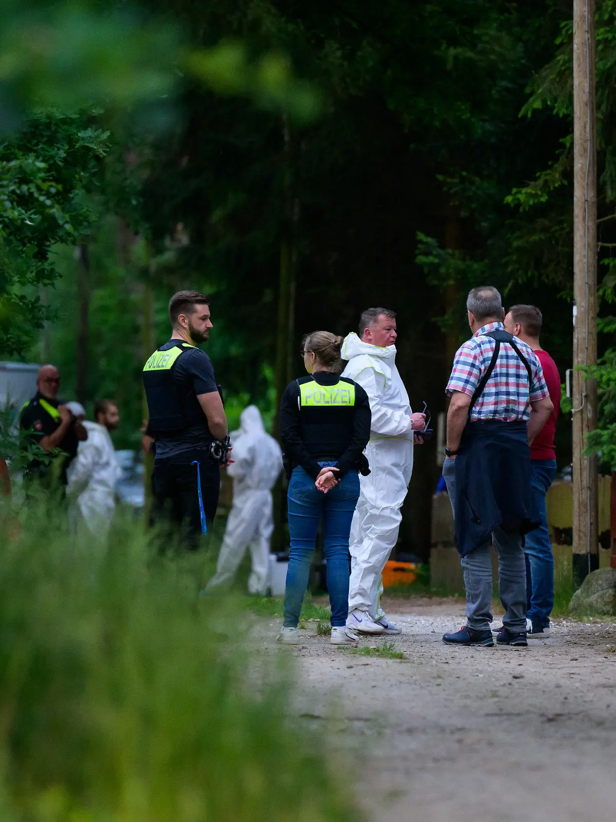 10.06.2022, Niedersachsen, Bargdorf: Ermittler der Polizei arbeiten am Tatort. Auf benachbarten Wohngrundstücken bei Bienenbüttel sind drei Tote gefunden worden. Foto: Philipp Schulze/dpa +++ dpa-Bildfunk +++