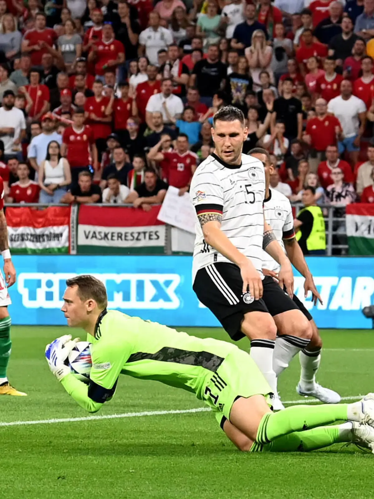  Fussball, Herren, Saison 2022/2023, Nations League Liga A, Gruppe 3, 3. Spieltag in Budapest, Ungarn - Deutschland, v. l. Zsolt Nagy Ungarn, Torwart Manuel Neuer Deutschland, Niklas Süle Deutschland, 11.06. 2022, *** Football, Men, 2022 2023 season, Nations League League A, Group 3, 3 matchday in Budapest, Hungary Germany, v l Zsolt Nagy Hungary , goalkeeper Manuel Neuer Germany , Niklas Süle Germany , 11 06 2022, Copyright: xMatthiasxKochx