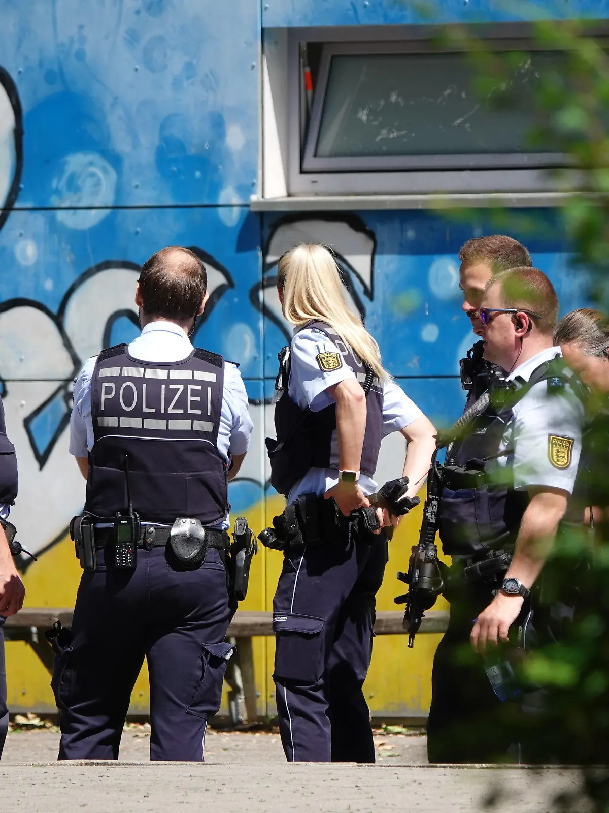 10.06.2022, Baden-Württemberg, Esslingen: Einsatzkräfte der Polizei sichern einen Tatort vor einer Schule in Esslingen. Bei einer Gewalttat in einer Grundschule sind eine Frau und ein Kind verletzt worden. Foto: Christian Johner/dpa +++ dpa-Bildfunk +++