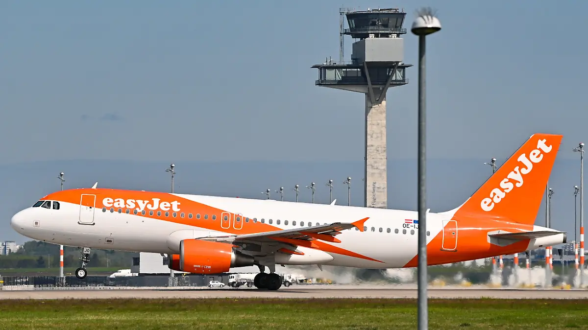 ARCHIV - 03.05.2022, Brandenburg, Schönefeld: Ein Passagierflugzeug der Fluggesellschaft Easyjet startet von der Südbahn am Hauptstadtflughafen BER. (zu dpa: «Warnstreik bei Easyjet in Berlin - Flugausfälle und Verspätungen») Foto: Patrick Pleul/dpa +++ dpa-Bildfunk +++