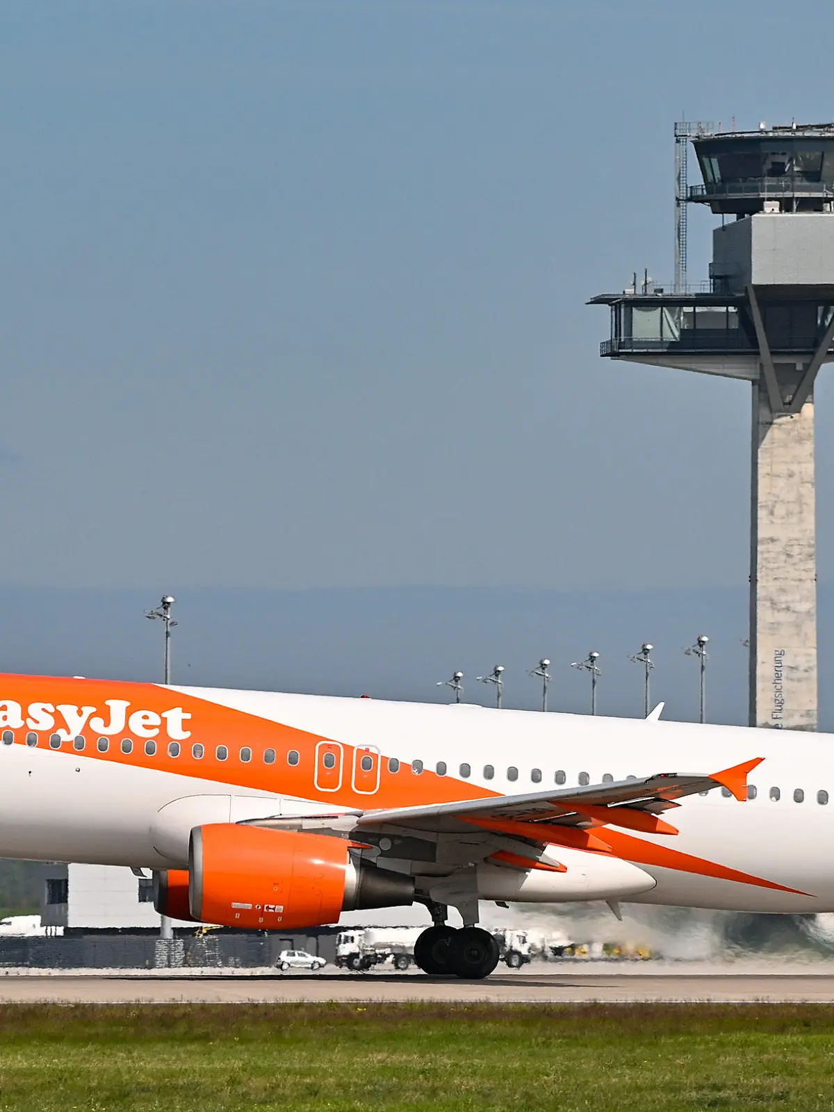 ARCHIV - 03.05.2022, Brandenburg, Schönefeld: Ein Passagierflugzeug der Fluggesellschaft Easyjet startet von der Südbahn am Hauptstadtflughafen BER. (zu dpa: «Warnstreik bei Easyjet in Berlin - Flugausfälle und Verspätungen») Foto: Patrick Pleul/dpa +++ dpa-Bildfunk +++