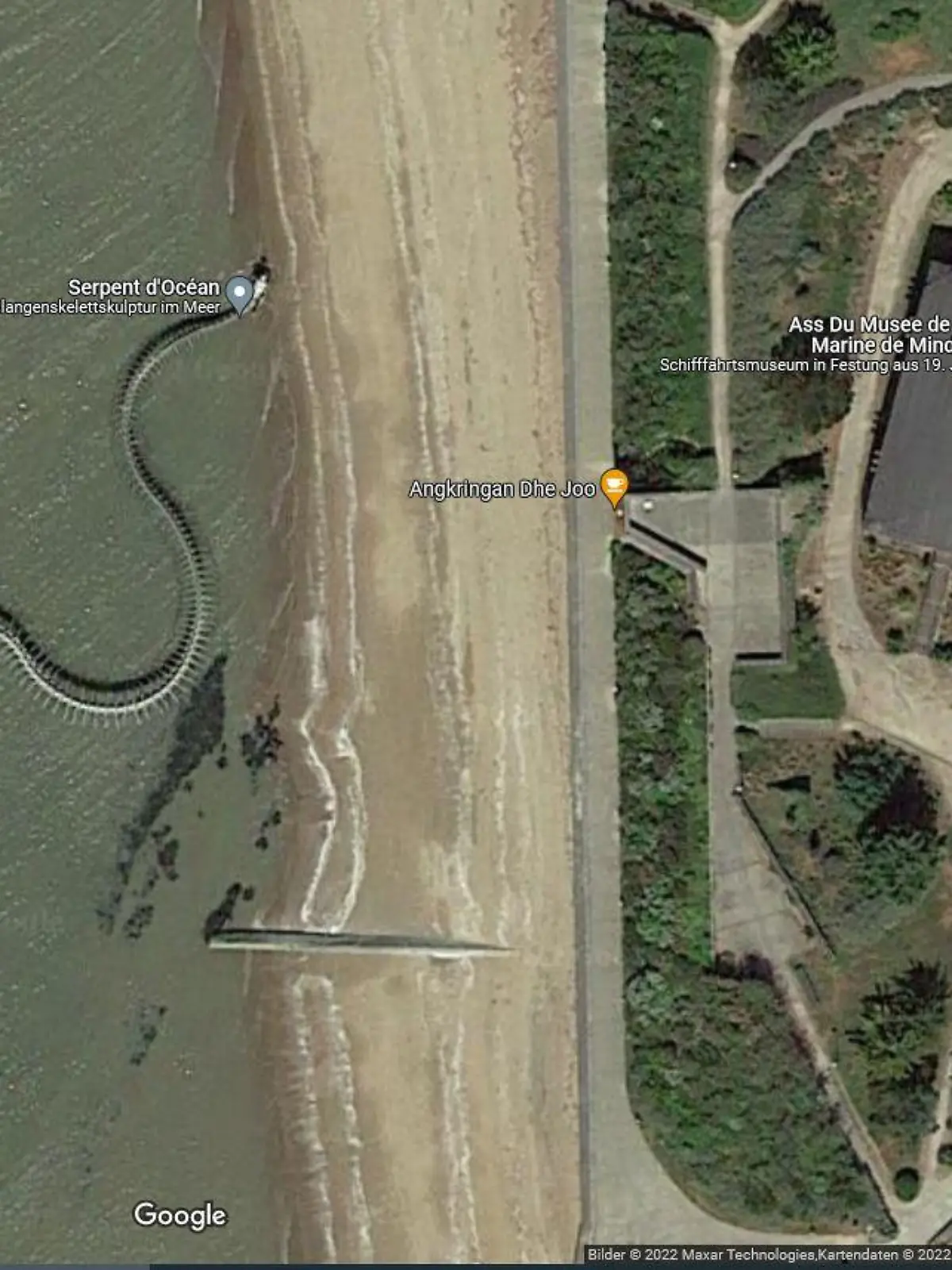 In Frankreich wurde das Schlangen-Skelett über die Satellitenansicht bei Google Maps entdeckt.