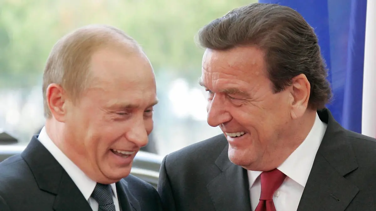 Bildnummer: 53581014 Datum: 08.09.2005 Copyright: imago/ITAR-TASS
ITAR-TASS 59: BERLIN, GERMANY. SEPTEMBER 8. Russian President Vladimir Putin (L) and German Chancellor Gerhard Schröder greet each other outside the Chancellor s department. PUBLICATIONxINxGERxAUTxONLY People Politik RUS GER kbdig xng 2009 quer
Bildnummer 53581014 Date 08 09 2005 Copyright Imago ITAR TASS ITAR TASS 59 Berlin Germany September 8 Russian President Vladimir Putin l and German Chancellor Gerhard Schröder Greet each Other outside The Chancellor S Department PUBLICATIONxINxGERxAUTxONLY Celebrities politics RUS ger Kbdig xng 2009 horizontal