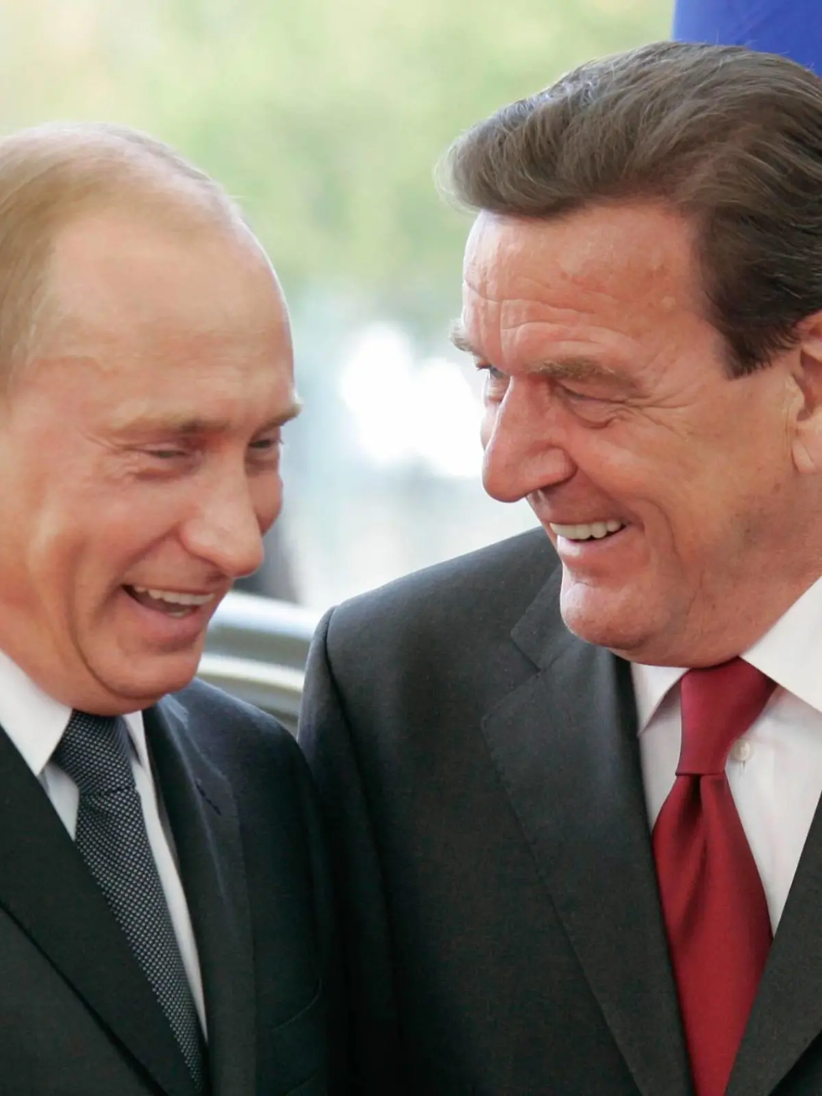 Bildnummer: 53581014  Datum: 08.09.2005  Copyright: imago/ITAR-TASS
ITAR-TASS 59: BERLIN, GERMANY. SEPTEMBER 8. Russian President Vladimir Putin (L) and German Chancellor Gerhard Schröder greet each other outside the Chancellor s department. PUBLICATIONxINxGERxAUTxONLY People Politik RUS GER kbdig xng 2009 quer

Bildnummer 53581014 Date 08 09 2005 Copyright Imago ITAR TASS ITAR TASS 59 Berlin Germany September 8 Russian President Vladimir Putin l and German Chancellor Gerhard Schröder Greet each Other outside The Chancellor S Department PUBLICATIONxINxGERxAUTxONLY Celebrities politics RUS ger Kbdig xng 2009 horizontal 