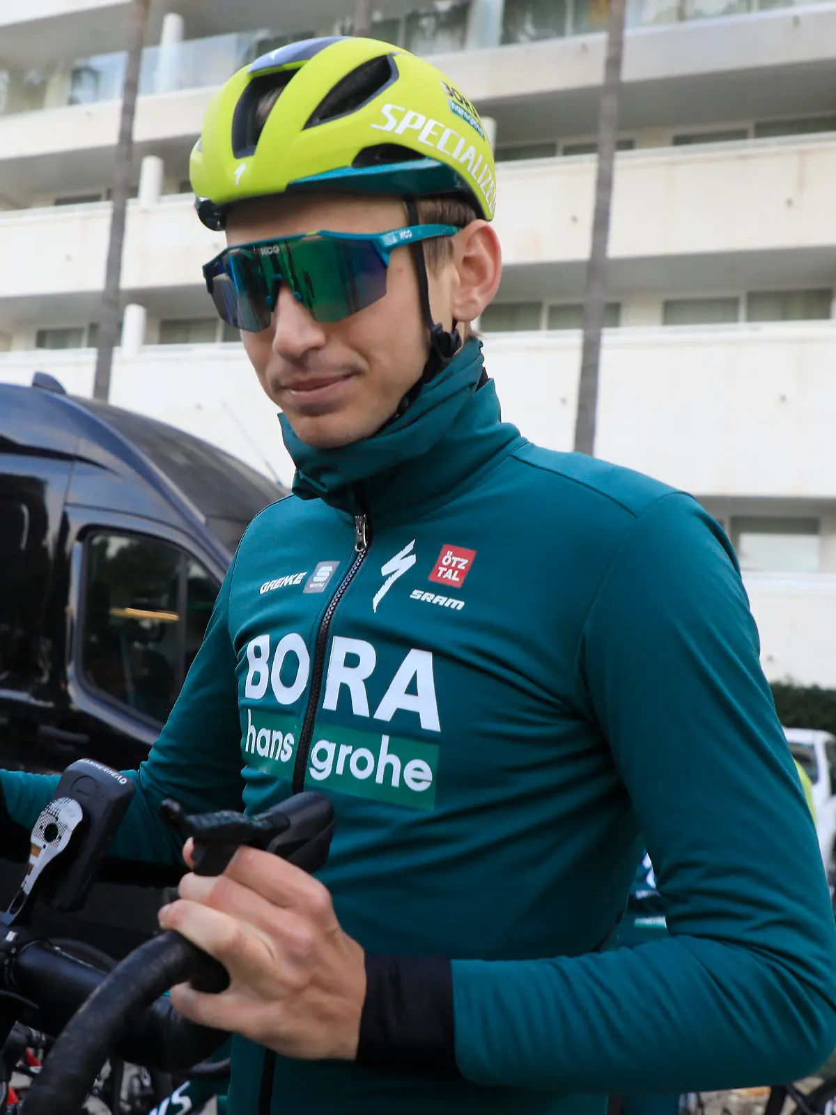 ARCHIV - 09.01.2024, Spanien, -: Lennard Kamna, Radrennfahrer für Bora-hansgrohe, startet zu einer Trainingseinheit während des Wintercamps des deutschen Radsportteams Bora-hansgrohe auf Mallorca. Nach seinem schweren Trainingsunfall auf Teneriffa macht Radprofi Lennard Kämna gesundheitliche Fortschritte.  (zu dpa: «Verletzter Radprofi Kämna auf Weg der Besserung») Foto: Clara Margais/dpa +++ dpa-Bildfunk +++