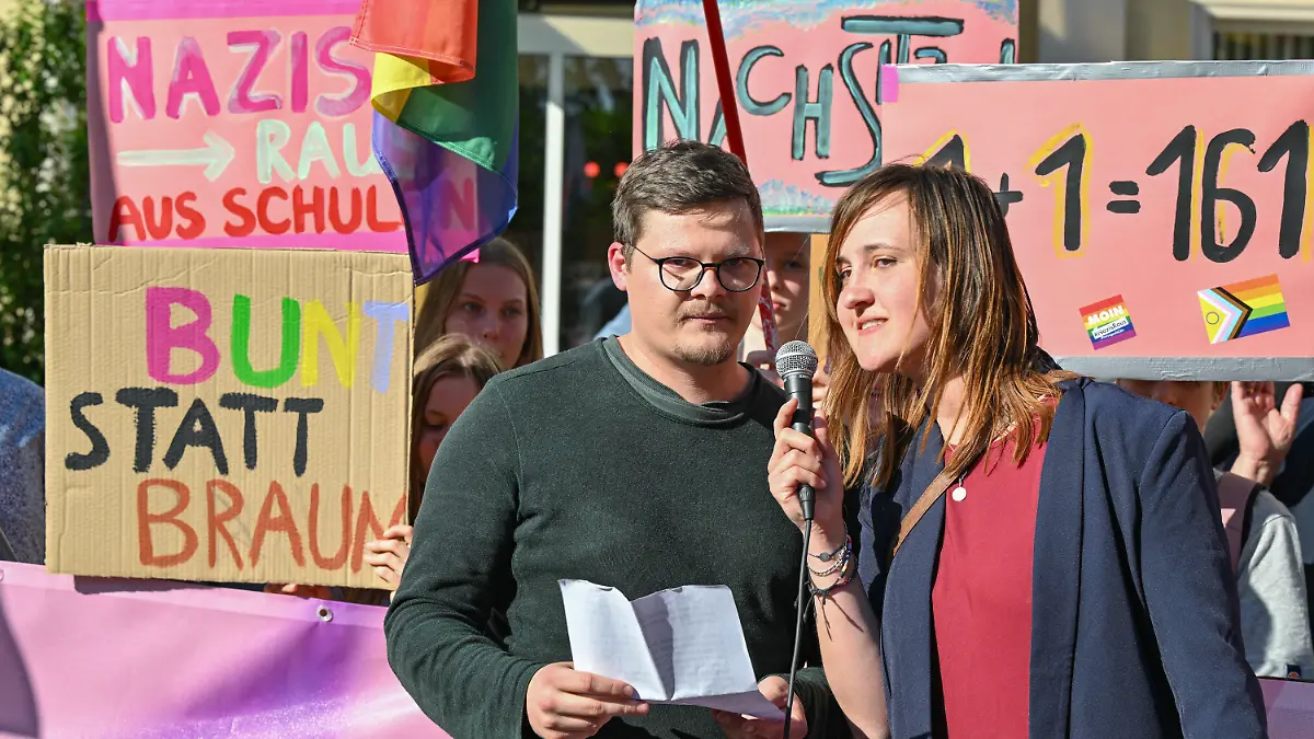 ARCHIV - 09.05.2023, Brandenburg, Cottbus: Der Lehrer Max Teske und seine Kollegin Laura Nickel hatten vor etwa drei Monaten einen zunächst anonymen Brandbrief über rechtsextreme Vorfälle an ihrer Schule in Burg veröffentlicht und damit ein breites Medienecho ausgelöst. Am Mittwoch erklärten beide, dass sie die Schule wegen starker Anfeindungen aus der rechten Szene verlassen wollen. Die beiden Lehrer sprechen bei einer Demonstration im Mai «Vielfalt statt Einfalt - Schule ohne Diskriminierung» vor dem Schulamt in Cottbus. (zu dpa «Zwei Brandbrief-Lehrer aus Burg wollen Schule verlassen») Foto: Patrick Pleul/dpa +++ dpa-Bildfunk +++