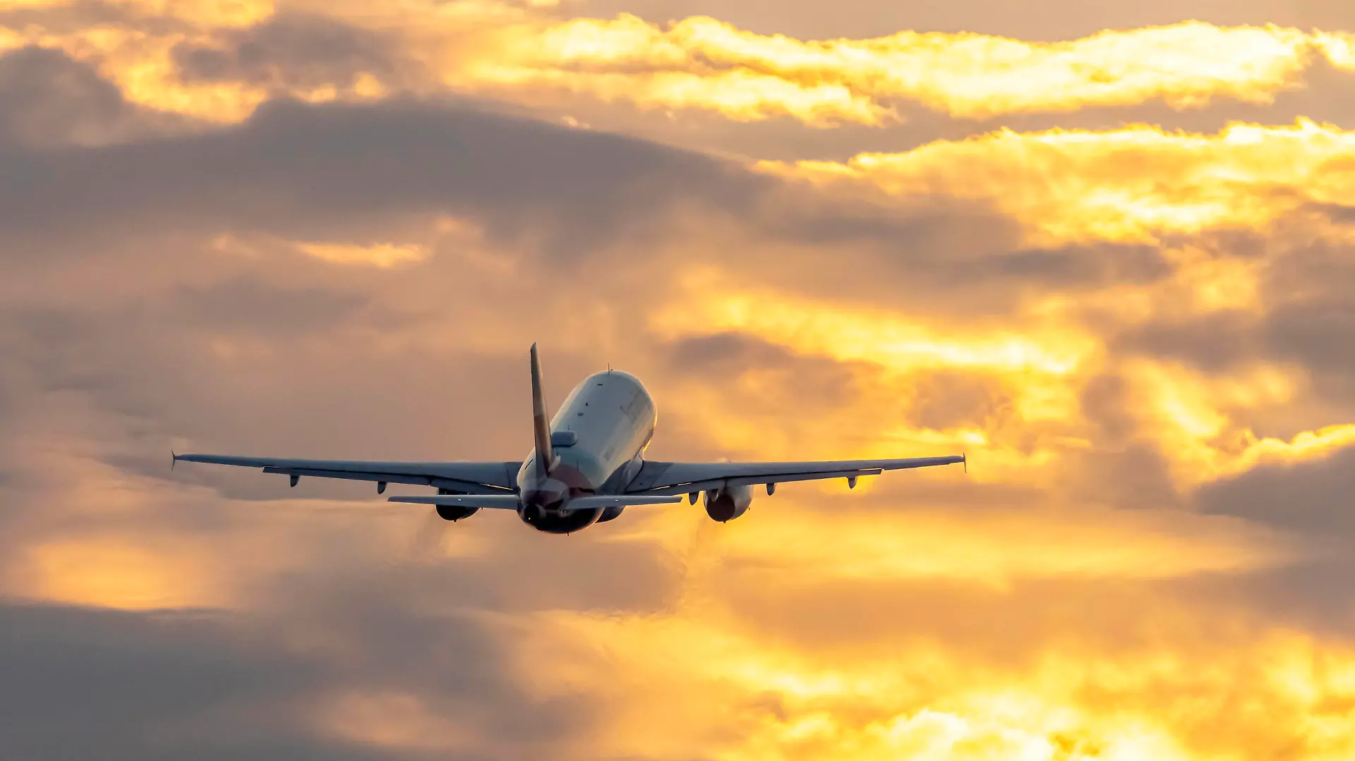  Flugzeug startet am Flughafen Stuttgart STR EDDS in das Morgenrot. // 11.08.2020, Stuttgart, Baden-Württemberg, Deutschland. *** Airplane takes off at Stuttgart Airport STR EDDS into the dawn 11 08 2020, Stuttgart, Baden Württemberg, Germany