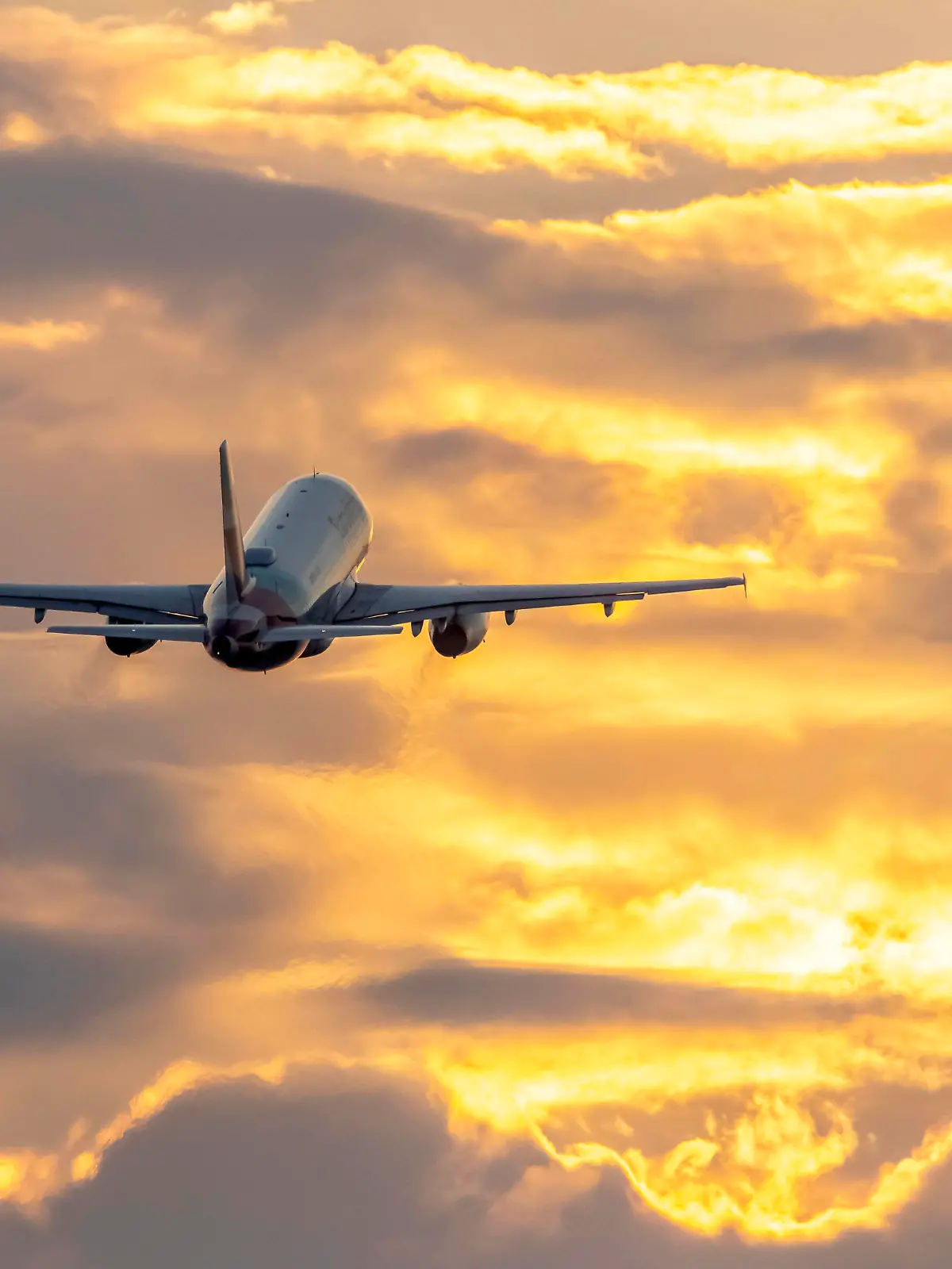  Flugzeug startet am Flughafen Stuttgart STR EDDS in das Morgenrot. // 11.08.2020, Stuttgart, Baden-Württemberg, Deutschland. *** Airplane takes off at Stuttgart Airport STR EDDS into the dawn 11 08 2020, Stuttgart, Baden Württemberg, Germany