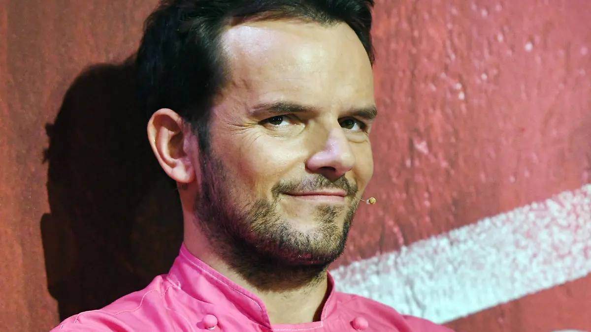 Der Koch Steffen Henssler agiert am 26.03.2017 in Köln (Nordrhein-Westfalen) bei der Aufzeichnung der VOX Kochshow "Grill den Henssler". (zu dpa "Steffen Henssler hält Fernsehbranche für oberflächlich" am 10.05.2017) Foto: Henning Kaiser/dpa +++(c) dpa - Bildfunk+++