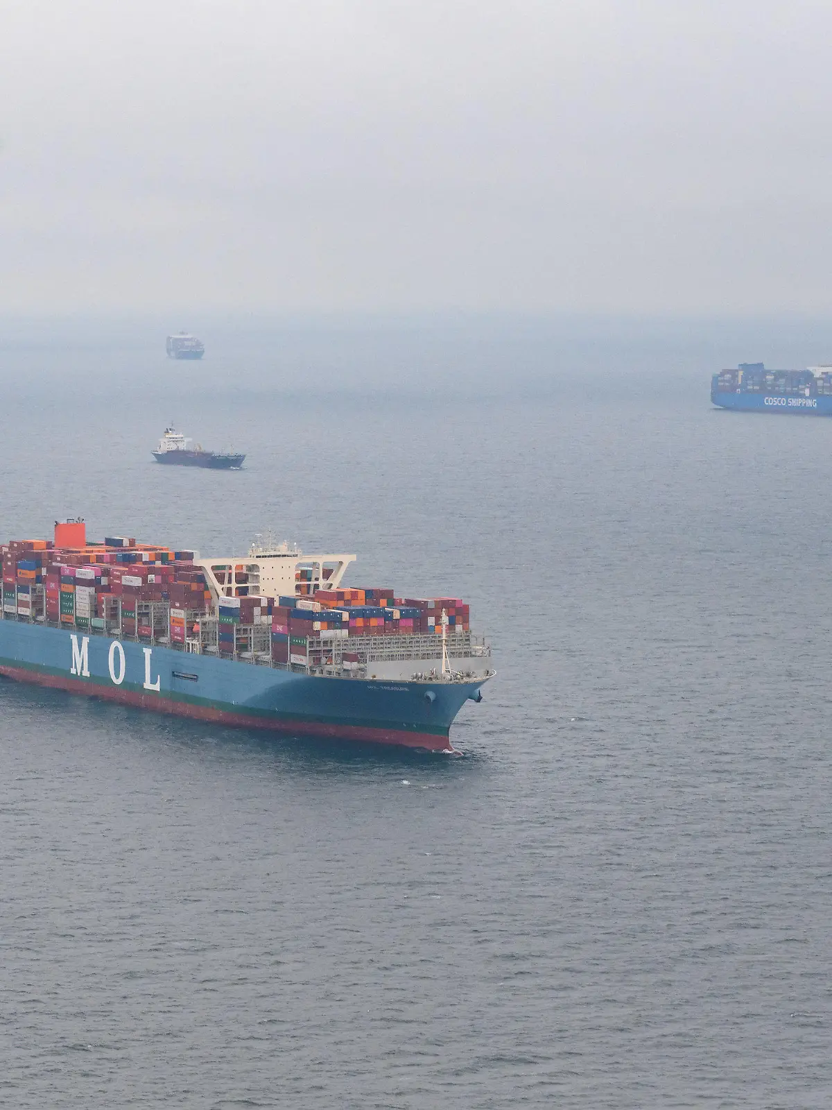 09.06.2022, Hamburg: Die Ankerkette des Containerschiffs MOL Treasure hält das Schiff auf Position in der Nordsee. Wegen der in Folge der Corona-Pandemie aus dem Tritt geratenen Containerschifffahrt liegen Dutzende Schiffe auf Reede in der Deutschen Bucht und warten auf ihre Abfertigung. Foto: Jonas Walzberg/dpa +++ dpa-Bildfunk +++