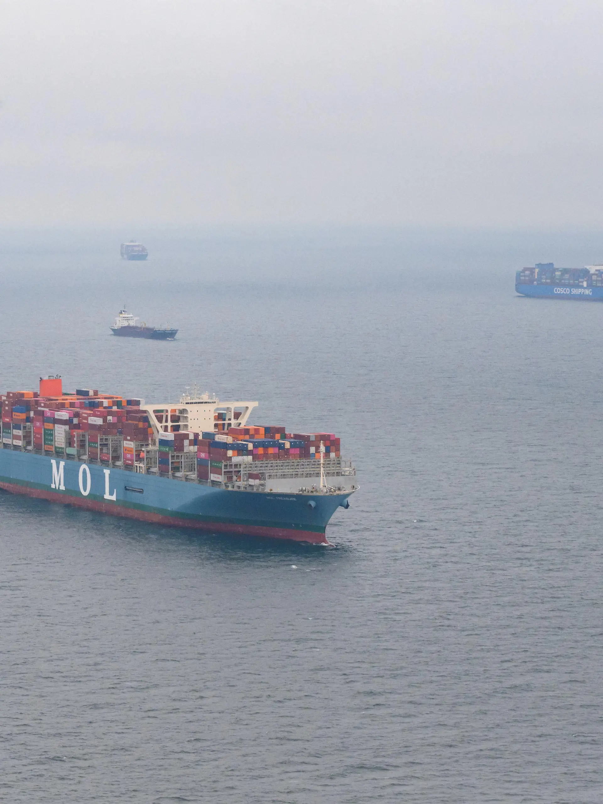 09.06.2022, Hamburg: Die Ankerkette des Containerschiffs MOL Treasure hält das Schiff auf Position in der Nordsee. Wegen der in Folge der Corona-Pandemie aus dem Tritt geratenen Containerschifffahrt liegen Dutzende Schiffe auf Reede in der Deutschen Bucht und warten auf ihre Abfertigung. Foto: Jonas Walzberg/dpa +++ dpa-Bildfunk +++
