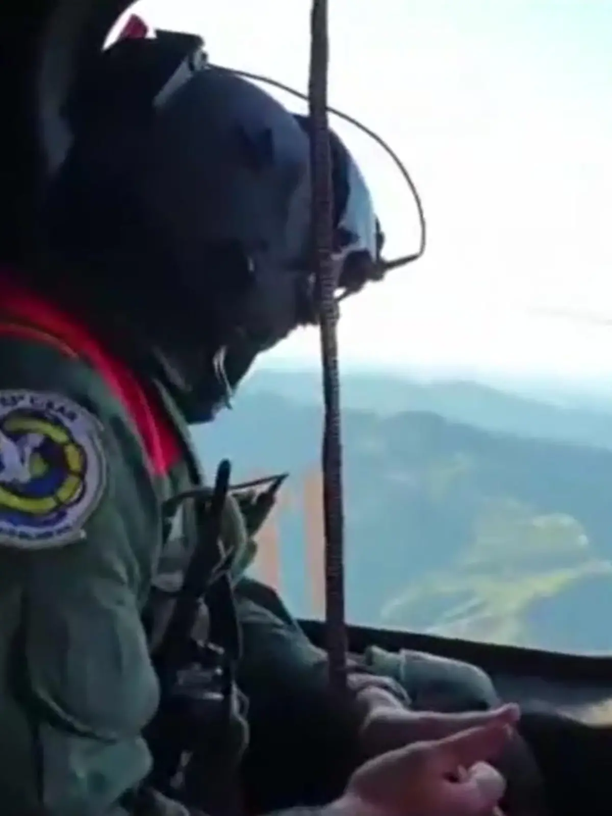 Die Einsatzkräfte suchten selbst mit Hubschraubern nach dem Helikopter.