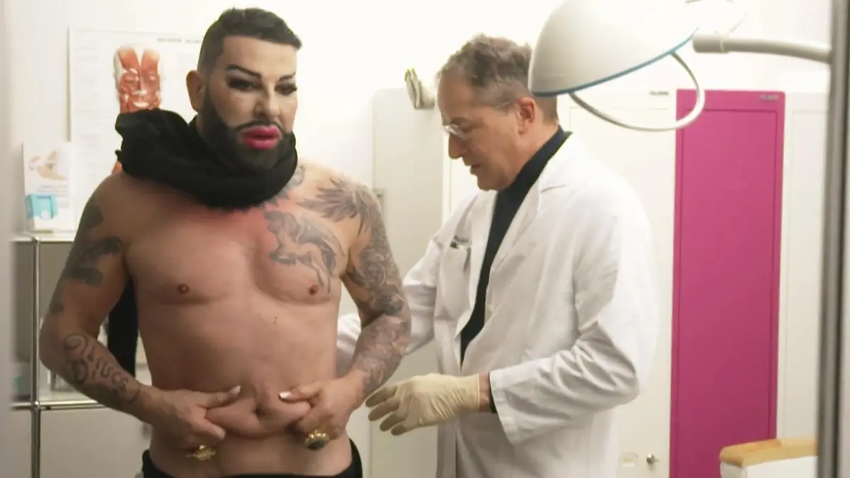 Damit das mit der Eigenfettbehandlung klappt, hat Harald Glööckler sich vor seinem Besuch beim Schönheitschirurgen extra Fett angefuttert.