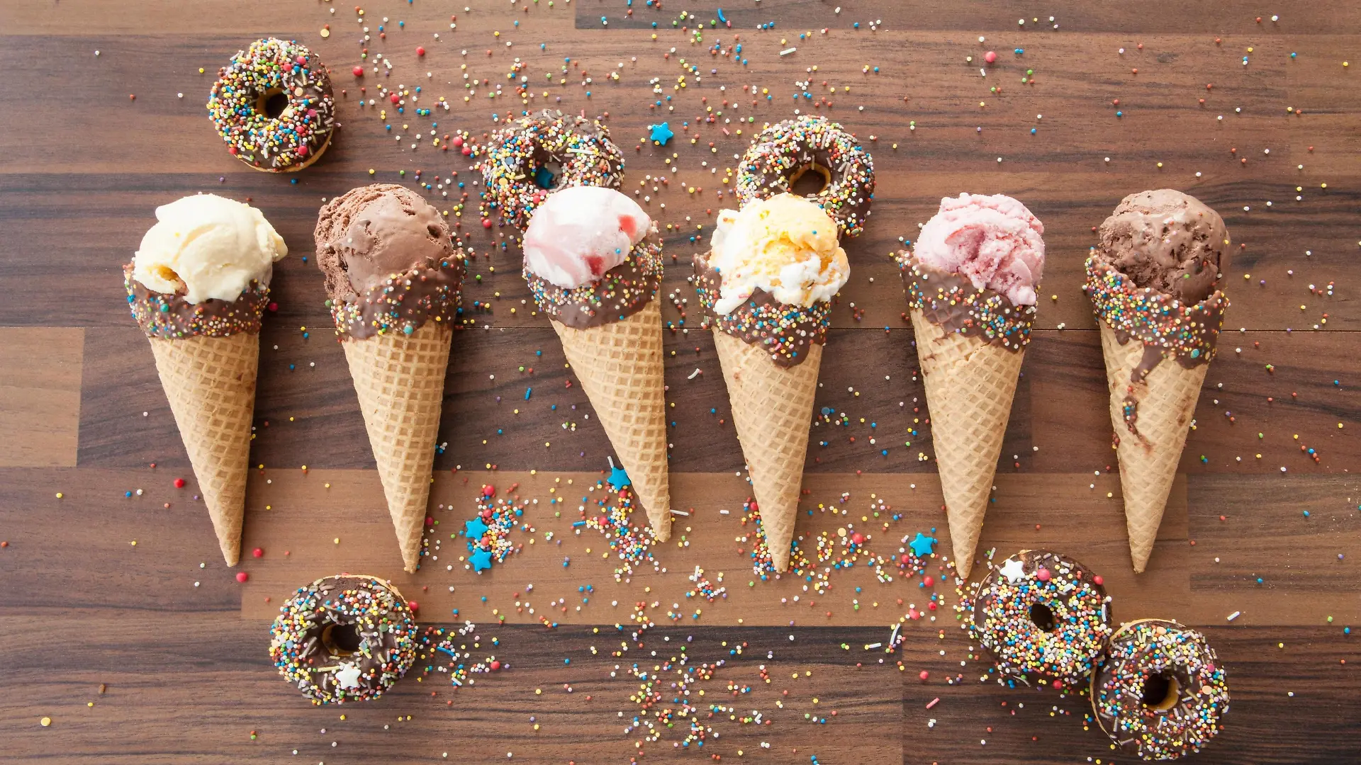 Eiscreme in Waffeltüten mit Schokolde und Zuckerstreuseln PUBLICATIONxINxGERxSUIxAUTxHUNxONLY 1079704259