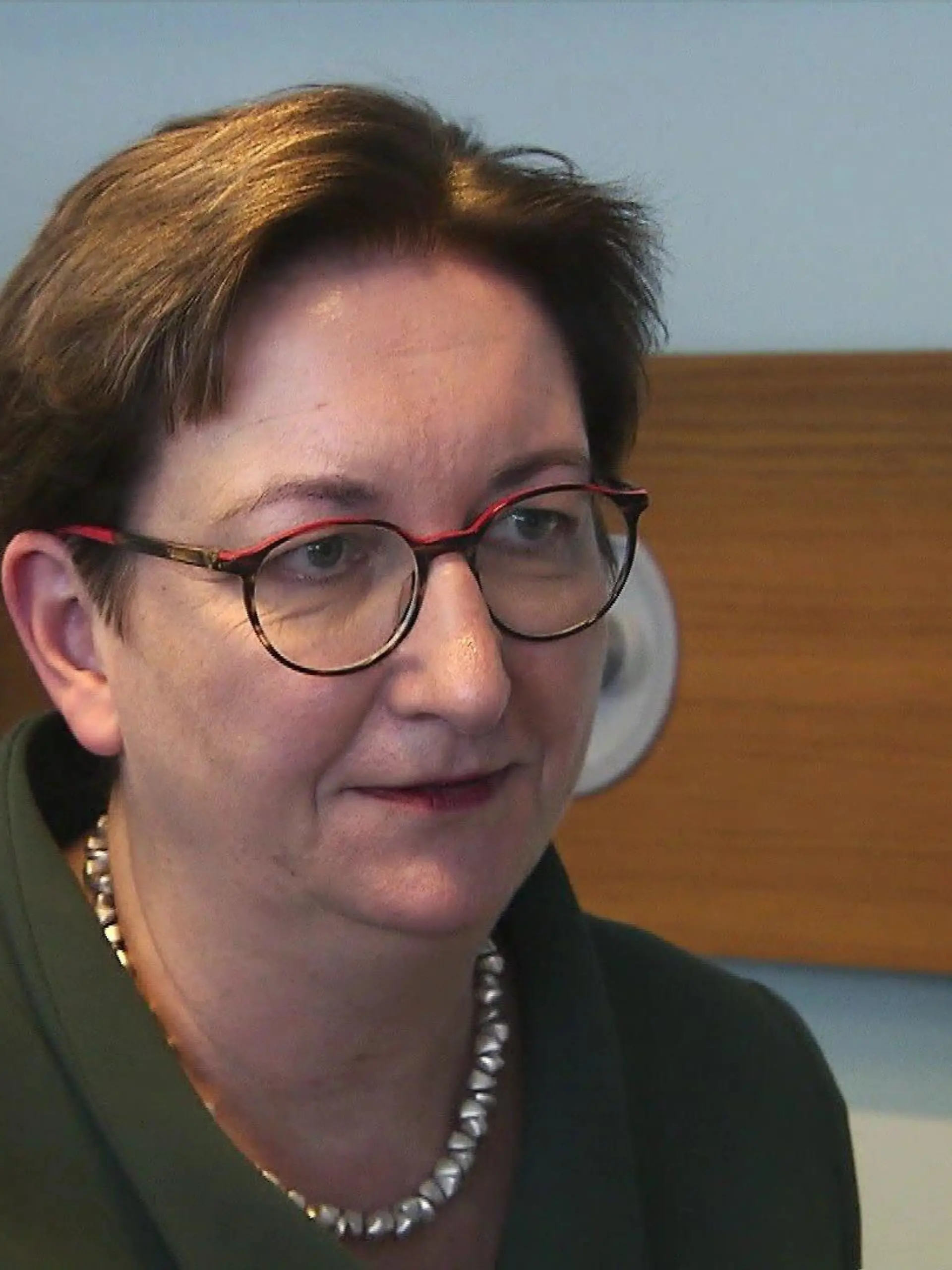 Klara Geywitz besichtigt eine Musterwohnung für altersgerechtes Wohnen.