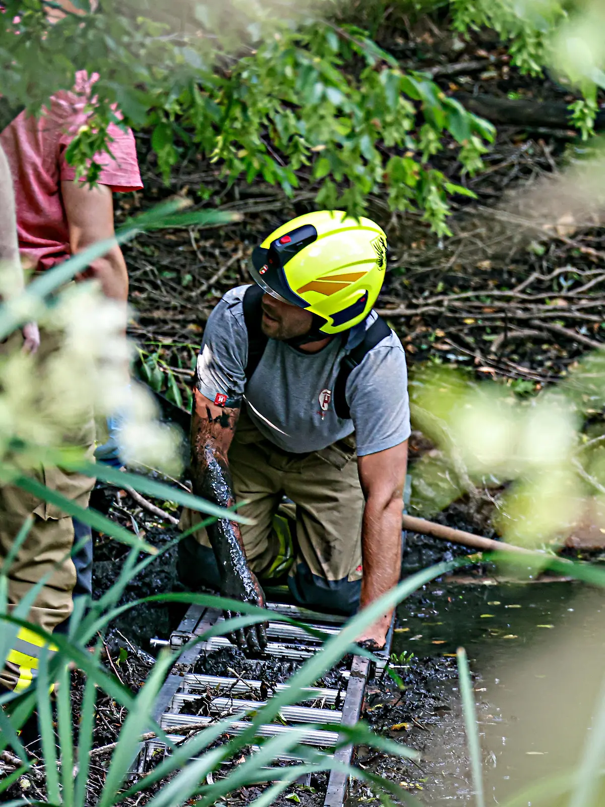 Salzburg Großgmain Feuerwehr Kind in Tümpel Kind im Schlamm versunken von der Freiwilligen Feuerwehr Großgmain gerettet Rotes Kreuz