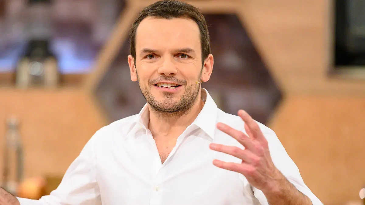 Gastgeber und Moderator Steffen Henssler.

Die Verwendung des sendungsbezogenen Materials ist nur mit dem Hinweis und Verlinkung auf RTL+ gestattet.