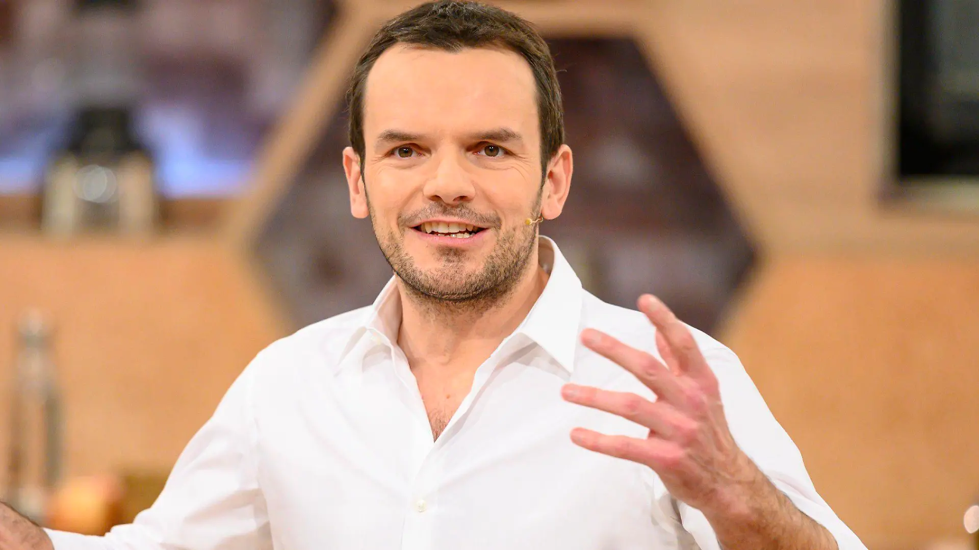 Gastgeber und Moderator Steffen Henssler.
Die Verwendung des sendungsbezogenen Materials ist nur mit dem Hinweis und Verlinkung auf RTL+ gestattet.
