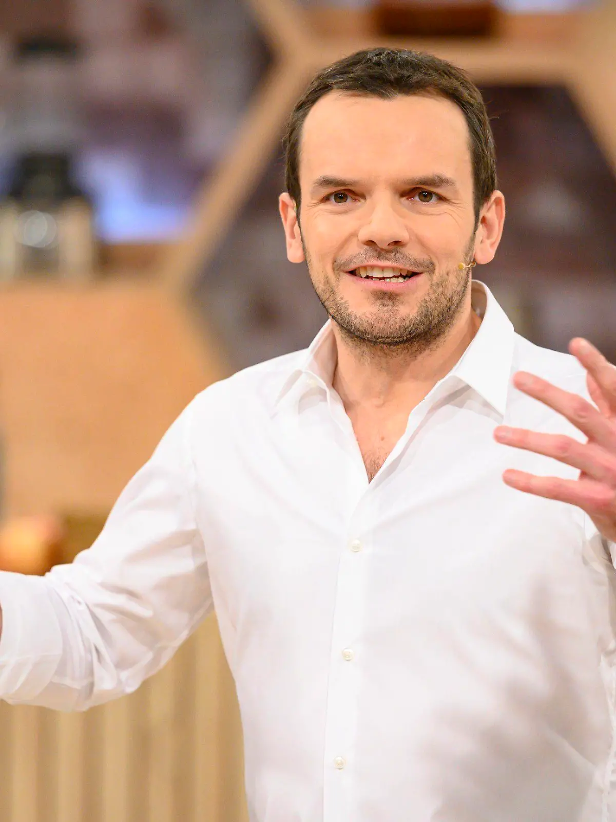 Gastgeber und Moderator Steffen Henssler.

Die Verwendung des sendungsbezogenen Materials ist nur mit dem Hinweis und Verlinkung auf RTL+ gestattet.