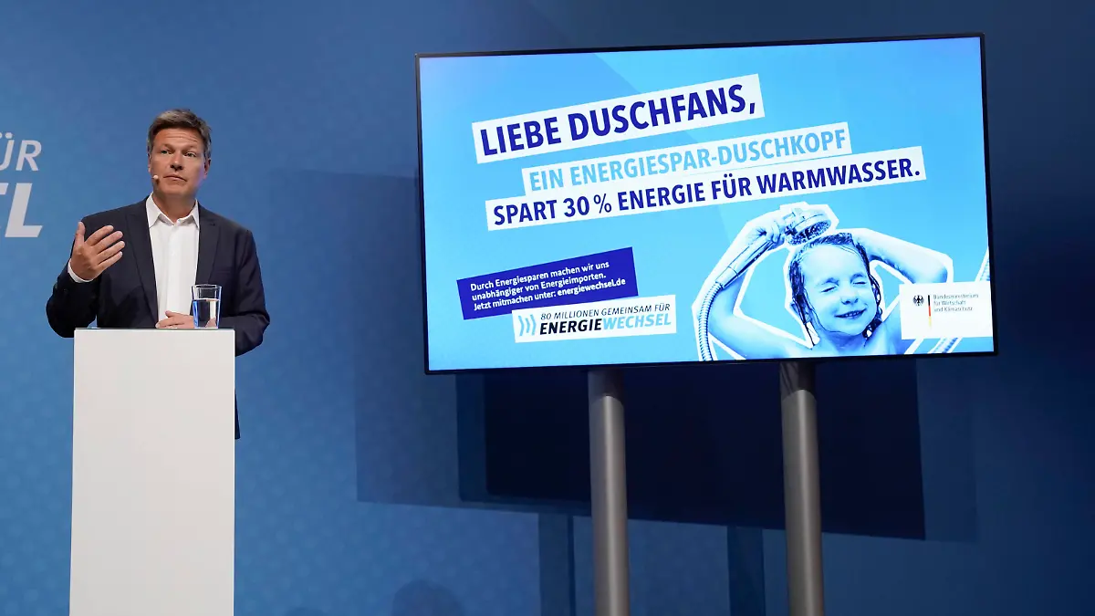 Gipfel Energieeffizienz und Start der Energiewechsel-Kampagne Aktuell, 10.06.2022, Berlin, Bundeswirtschafts- und Klimaminister Robert Habeck Gruene bei der Vorstellung der Energiewechsel-Kampagne im ewerk in Berlin Berlin Berlin Deutschland *** Summit energy efficiency and launch of the energy transition campaign Current, 10 06 2022, Berlin, Federal Minister of Economics and Climate Robert Habeck Gruene at the presentation of the energy transition campaign at the ewerk in Berlin Berlin Germany