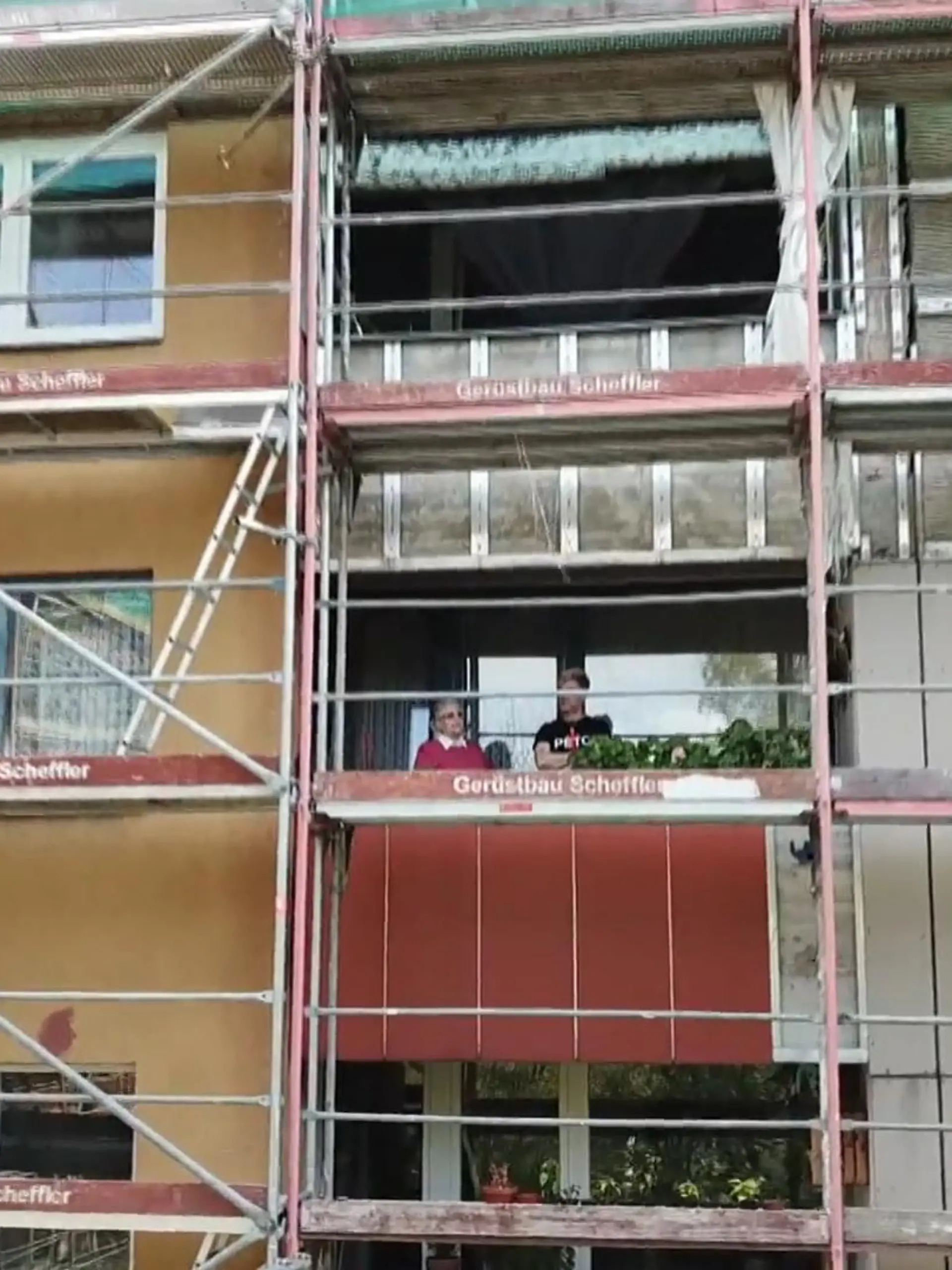 Ein Berliner Investor hat sich die Dachfläche eines 70er-Jahre Baus in Berlin gekauft und lässt darauf Luxus-Penthäuser bauen. Das Problem: Der Bau dauert bereits knapp vier Jahre. Und die zum Teil alten und behinderten Mieter leider darunter. Die Fahrstühle wurden entfernt und sollten durch luxuriöse erneuert werden. Fehlanzeige, die Mieter müssen in die 5. Etage laufen. Unser Reporter Andre Goltzsche setzt sich ein.