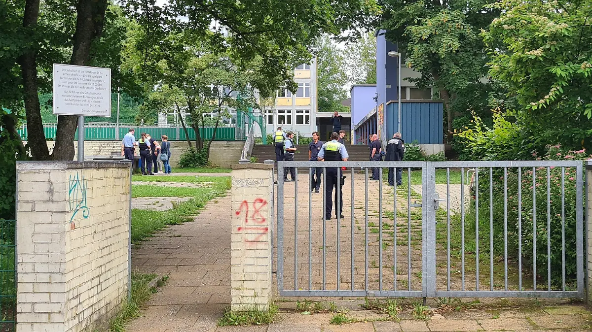 10.06.2022, Nordrhein-Westfalen, Essen: Einsatzkräfte stehen im Eingangsbereich einer Schule. An einer Essener Realschule haben Schüler aus einer Flasche eine unbekannte Flüssigkeit getrunken und danach massive gesundheitliche Probleme bekommen. Fünf Schüler seien in Krankenhäuser gebracht worden, teilte ein Feuerwehrsprecher mit. Darunter seien vier Schüler schwerverletzt, zwei seien bewusstlos. (zu dpa "Schüler tranken unbekannte Flüssigkeit - vier Schwerverletzte") Foto: Markus Gayk/dpa +++ dpa-Bildfunk +++