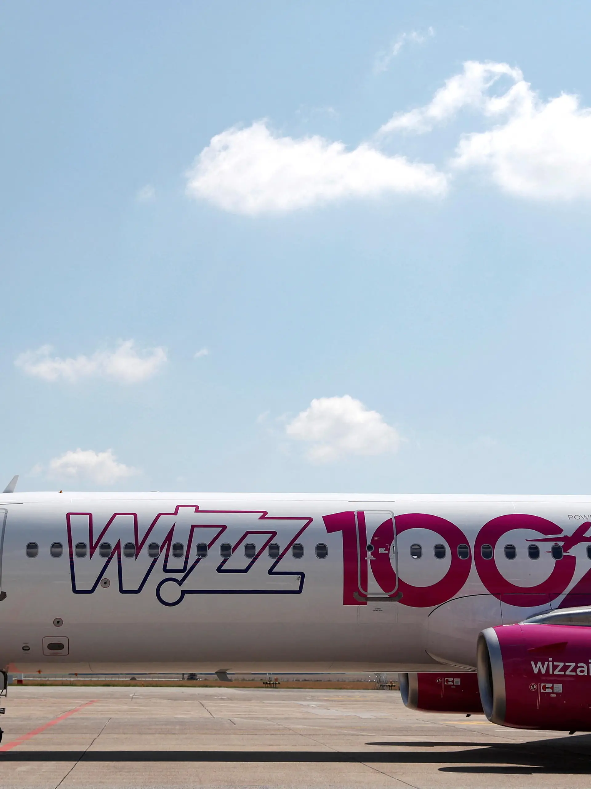 FILE PHOTO: A Wizz Air Airbus A321 aircraft is seen on the tarmac during the unveiling ceremony of the 100th plane of its fleet at Budapest Airport, Hungary, June 4, 2018. REUTERS/Bernadett Szabo/File Photo