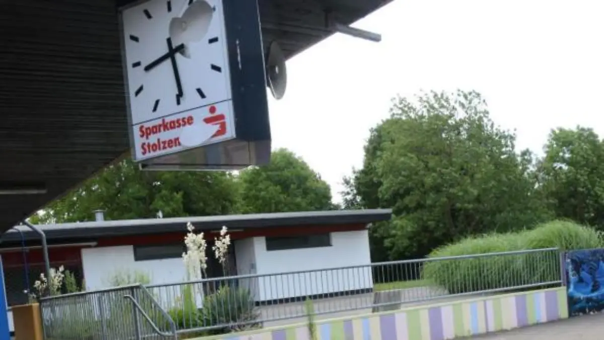 Auch die Uhr im Freibad wurde demoliert.