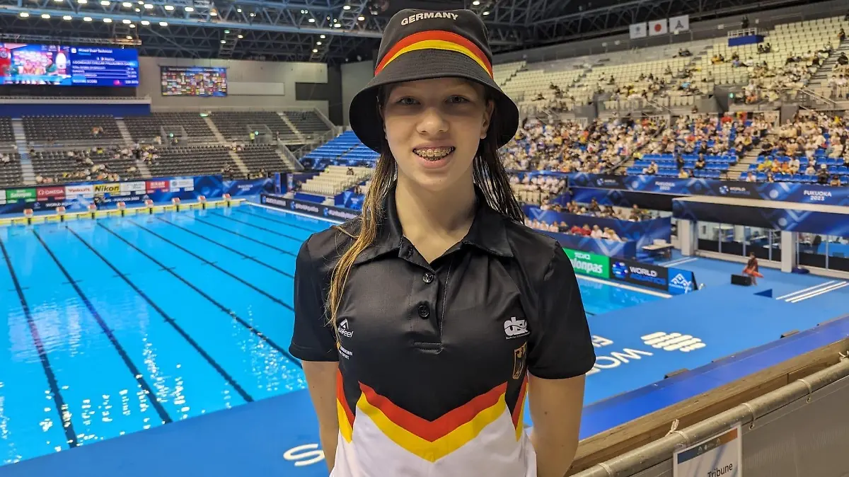 Die 15-jährige Daria Tonn grüßt von der Schwimm-WM in Japan.
