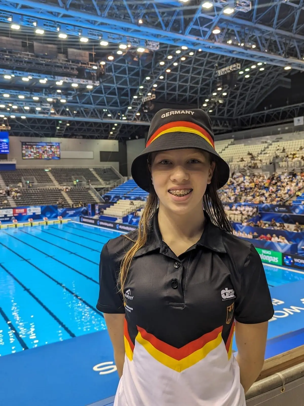 Die 15-jährige Daria Tonn grüßt von der Schwimm-WM in Japan.