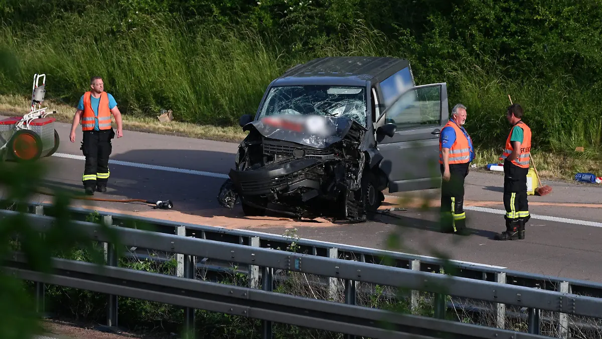 09.06.2022, Sachsen-Anhalt, Halle/Saale: Einsatzkräfte der Feuerwehr sind an der Unfallstelle auf der Autobahn 14 bei Halle im Einsatz. Bei einem schweren Unfall auf der A14 bei Halle sind am Donnerstag drei Menschen ums Leben gekommen. Das teilte die Polizei mit. An dem Unfall zwischen den Anschlussstellen Trotha und Tornau seien zwei Autos und zwei Kleintransporter beteiligt gewesen. Foto: Heiko Rebsch/dpa - ACHTUNG: Kennzeichen und Schriftzug auf Pkw wurde(n) aus rechtlichen Gründen gepixelt +++ dpa-Bildfunk +++
