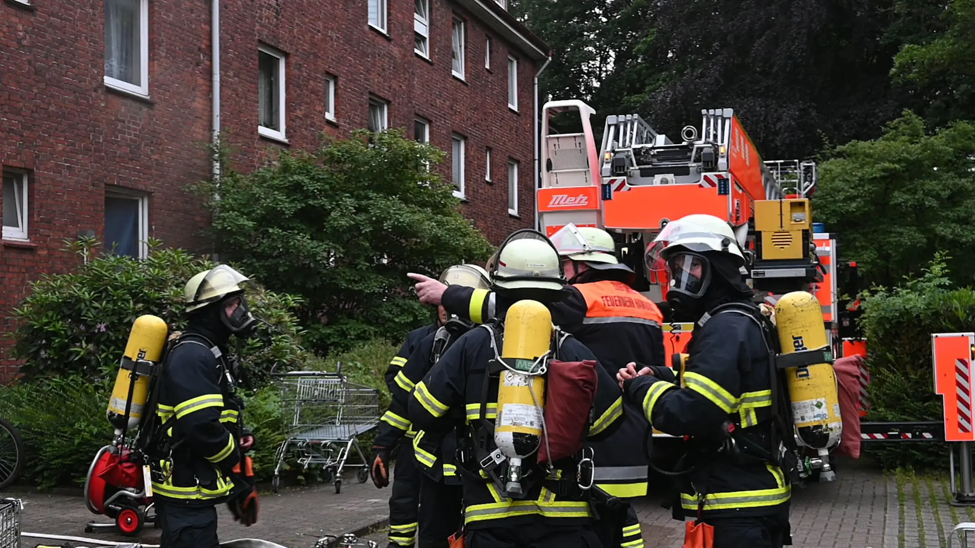 Acht Menschen wurden am Mittwochabend bei einem Feuer in der Rotenhäuser Straße in Wilhelmsburg verletzt. Nun ermittelt die Polizei wegen Brandstiftung. Gegen 20.30 Uhr rückte ein Großaufgebot der Feuerwehr zu dem Mehrfamilienhaus aus. Vor Ort brannte es im Keller, an den Fenstern standen mehrere Menschen. Insgesamt mussten die Einsatzkräfte zwölf Personen vor dem giftigen Rauch in Sicherheit bringen. Viele über eine Leiter. Eine Frau sprang aus ihrem Fenster und zog sich eine Fraktur des Sprunggelenkes zu. Sechs der acht verletzten Personen kamen mit Verdacht der Rauchgasvergiftung in ein Krankenhaus. Im Keller des Hauses brannte Sperrmüll, die Polizei hat die Ermittlungen zur Brandursache und einer vermutlichen Brandstiftung über