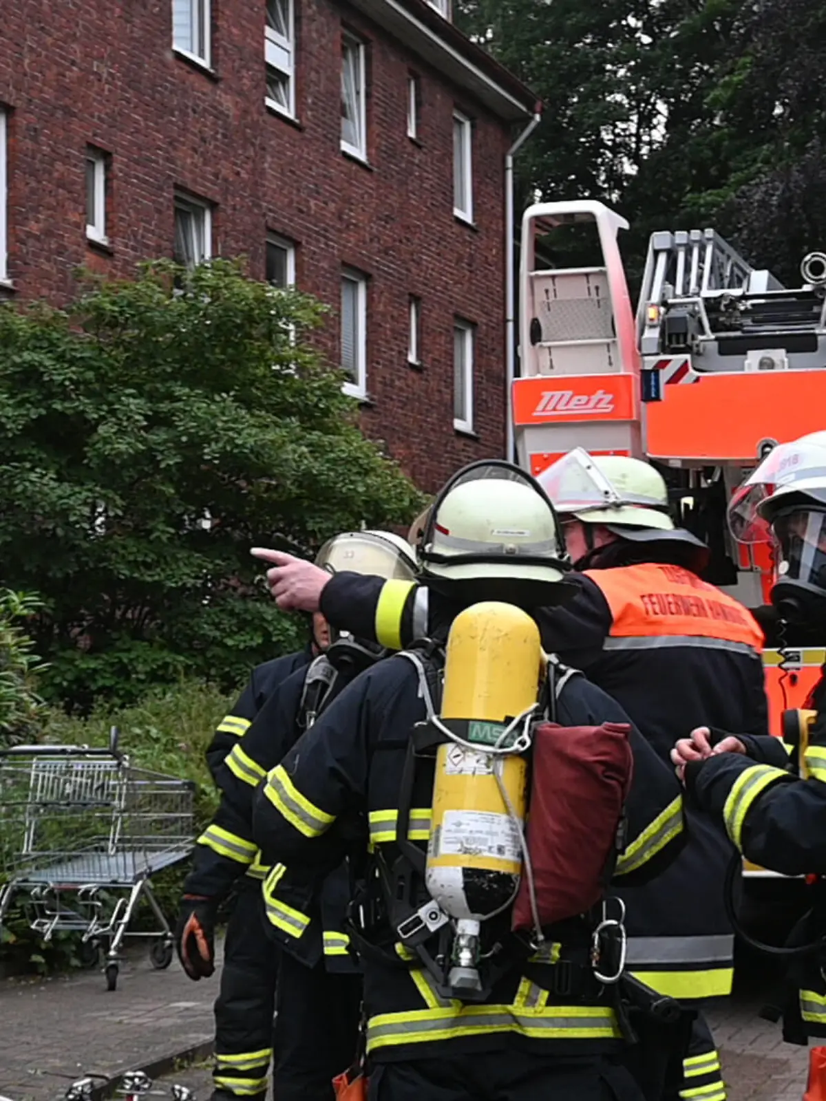  Acht Menschen wurden am Mittwochabend bei einem Feuer in der Rotenhäuser Straße in Wilhelmsburg verletzt. Nun ermittelt die Polizei wegen Brandstiftung. Gegen 20.30 Uhr rückte ein Großaufgebot der Feuerwehr zu dem Mehrfamilienhaus aus. Vor Ort brannte es im Keller, an den Fenstern standen mehrere Menschen. Insgesamt mussten die Einsatzkräfte zwölf Personen vor dem giftigen Rauch in Sicherheit bringen. Viele über eine Leiter. Eine Frau sprang aus ihrem Fenster und zog sich eine Fraktur des Sprunggelenkes zu. Sechs der acht verletzten Personen kamen mit Verdacht der Rauchgasvergiftung in ein Krankenhaus. Im Keller des Hauses brannte Sperrmüll, die Polizei hat die Ermittlungen zur Brandursache und einer vermutlichen Brandstiftung über