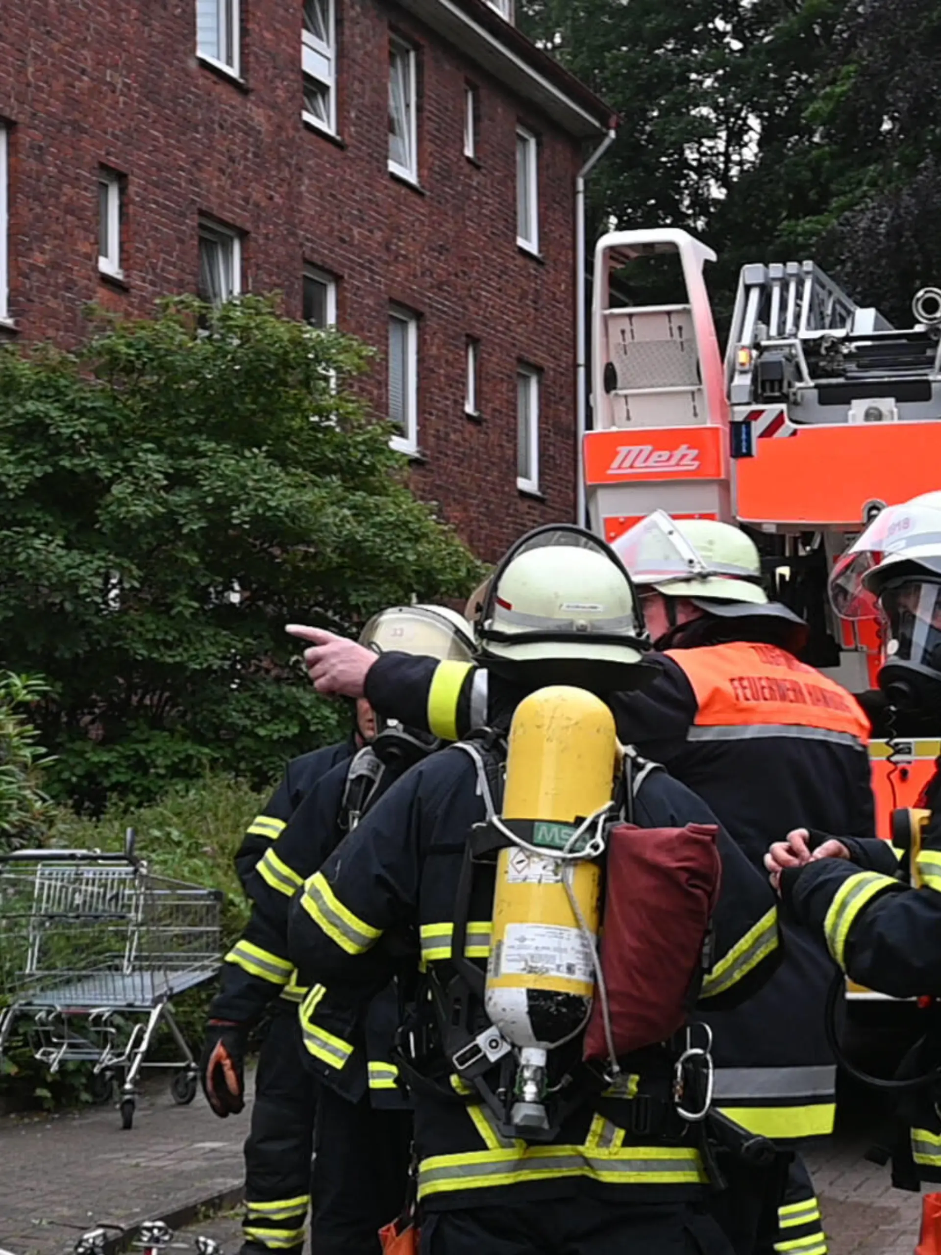  Acht Menschen wurden am Mittwochabend bei einem Feuer in der Rotenhäuser Straße in Wilhelmsburg verletzt. Nun ermittelt die Polizei wegen Brandstiftung. Gegen 20.30 Uhr rückte ein Großaufgebot der Feuerwehr zu dem Mehrfamilienhaus aus. Vor Ort brannte es im Keller, an den Fenstern standen mehrere Menschen. Insgesamt mussten die Einsatzkräfte zwölf Personen vor dem giftigen Rauch in Sicherheit bringen. Viele über eine Leiter. Eine Frau sprang aus ihrem Fenster und zog sich eine Fraktur des Sprunggelenkes zu. Sechs der acht verletzten Personen kamen mit Verdacht der Rauchgasvergiftung in ein Krankenhaus. Im Keller des Hauses brannte Sperrmüll, die Polizei hat die Ermittlungen zur Brandursache und einer vermutlichen Brandstiftung über