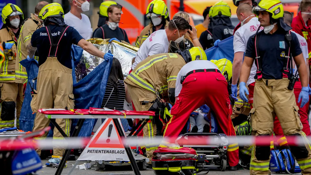 08.06.2022, Berlin: Rettungskräfte helfen einer verletzten Person, nachdem ein Auto in eine Menschenmenge gefahren ist. Ein Auto ist in der Nähe der Gedächtniskirche in Berlin in eine Personengruppe gefahren, ein Mensch ist gestorben. Das sagte ein Feuerwehrsprecher am Mittwoch. Foto: Michael Sohn/AP/dpa +++ dpa-Bildfunk +++