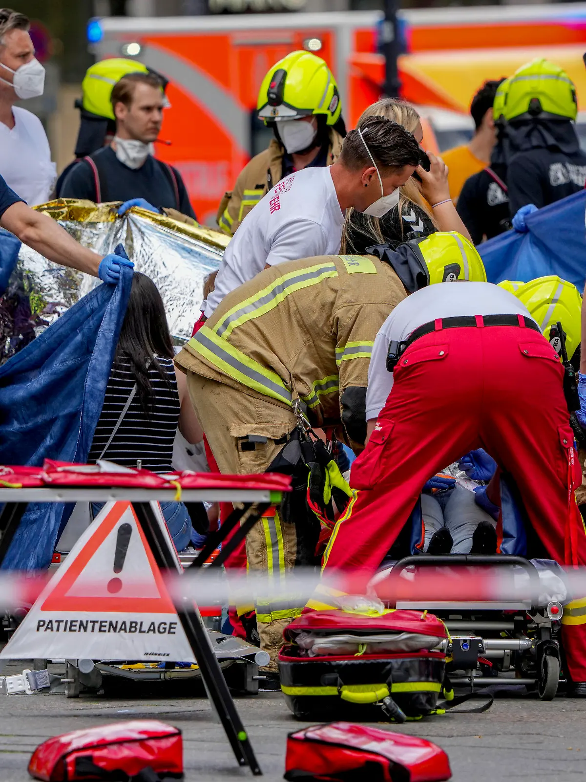08.06.2022, Berlin: Rettungskräfte helfen einer verletzten Person, nachdem ein Auto in eine Menschenmenge gefahren ist. Ein Auto ist in der Nähe der Gedächtniskirche in Berlin in eine Personengruppe gefahren, ein Mensch ist gestorben. Das sagte ein Feuerwehrsprecher am Mittwoch. Foto: Michael Sohn/AP/dpa +++ dpa-Bildfunk +++
